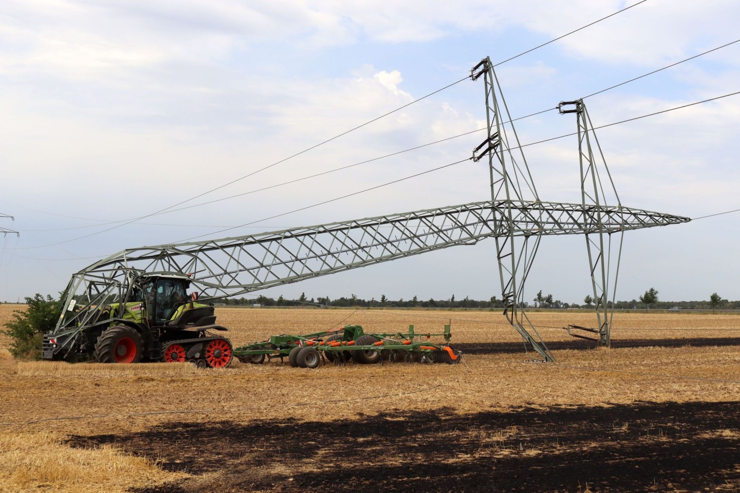 Ein 16 Jahre alter Landwirt hat mit seinem Traktor den Mast einer Hochspannungsleitung umgeknickt und so einen großflächigen Stromausfall in den Kreisen Euskirchen und Düren sowie im Rhei...