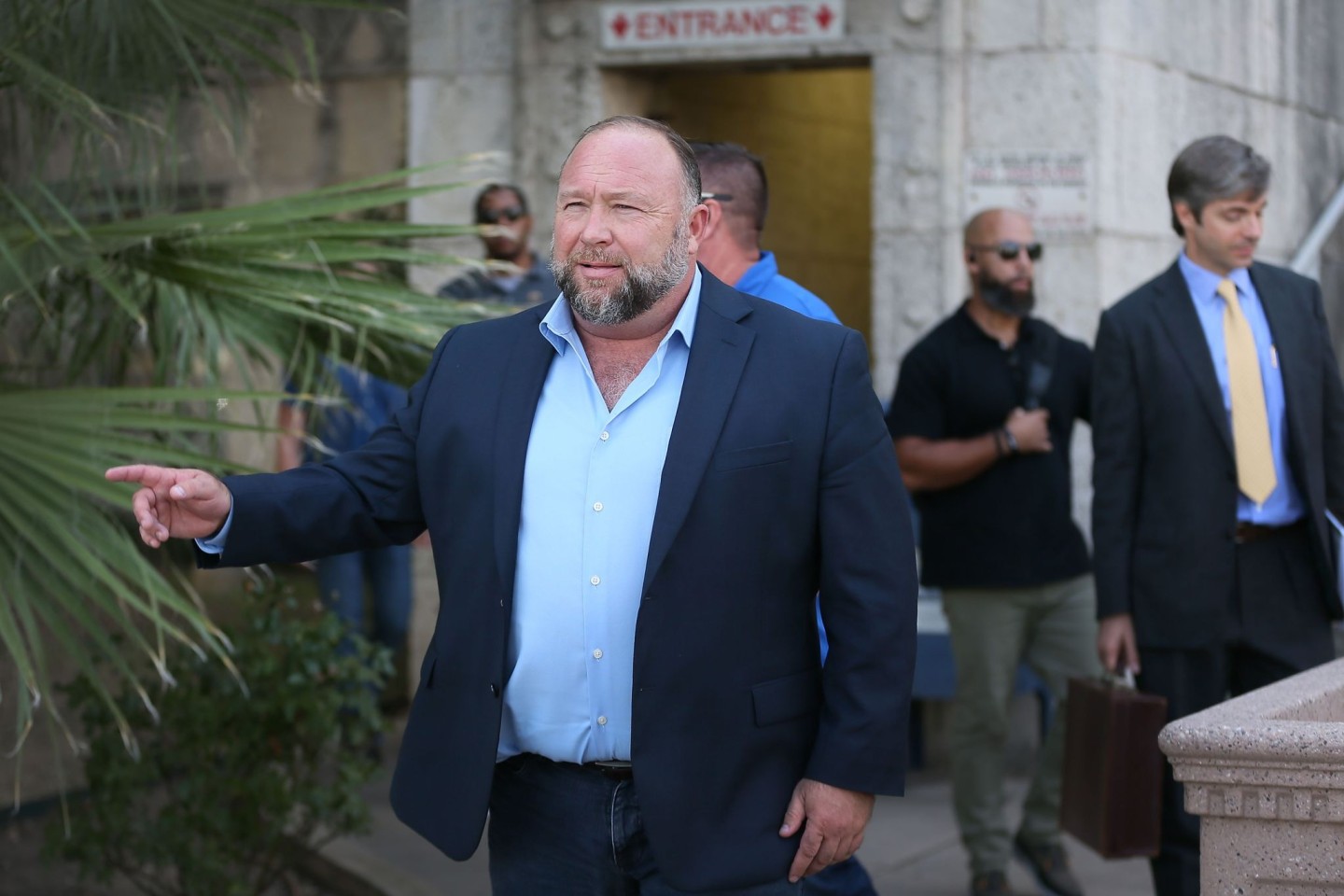 Alex Jones spricht vor der Gerichtsgebäude in Austin im US-Bundesstaat Texas mit Journalisten.