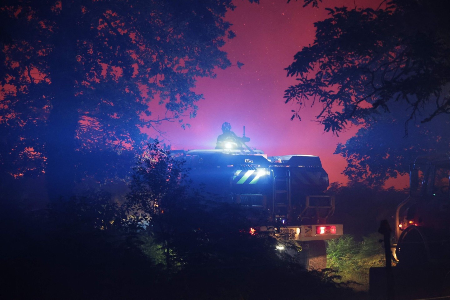 Bei den Waldbränden an der französischen Atlantikküste haben Einsatzkräfte Tausende Menschen vor den sich ausbreitenden Flammen in Sicherheit gebracht.