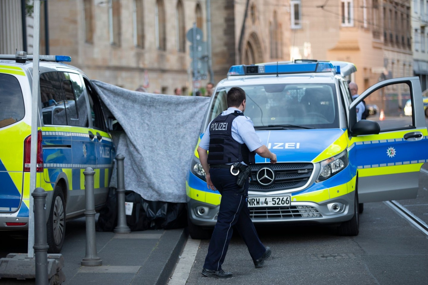 Die Polizei hat den Bereich vor dem Bonner Landgericht abgesperrt.