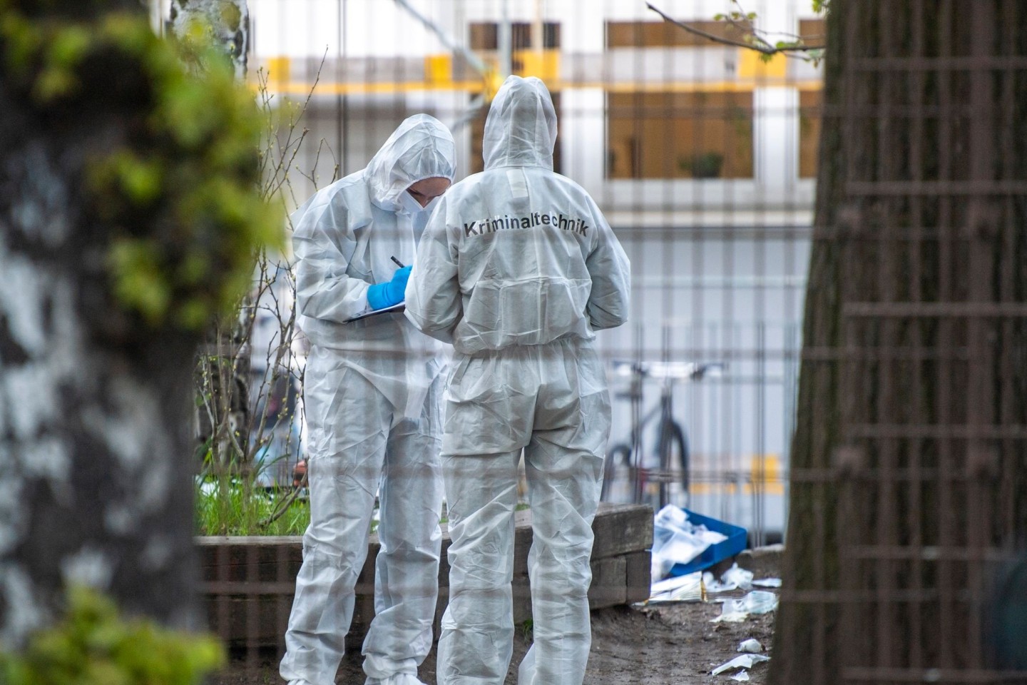 Mitarbeiter der Kriminaltechnik stehen in der Nähe der Schule in Neukölln.