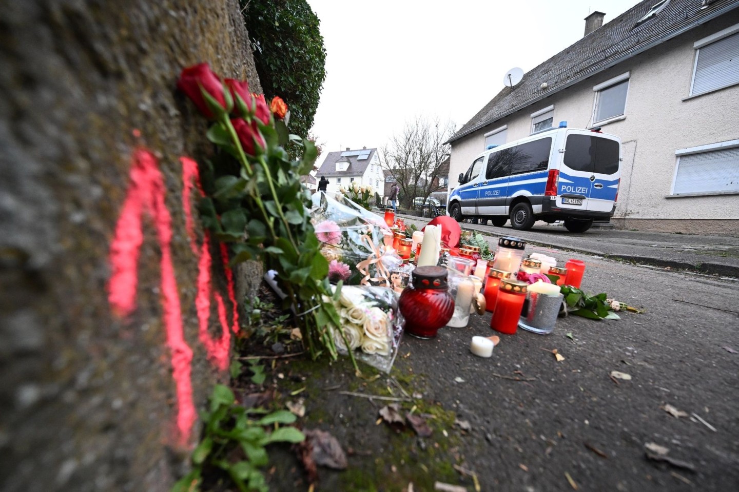 Kerzen und Blumen stehen im Dezember vergangenen Jahres am Tatort in Illerkirchberg.