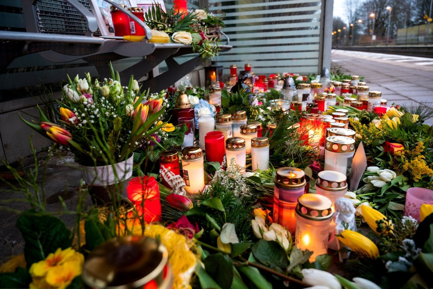 In Gedenken: Kerzen und Blumen in einem Wartehäuschen im Bahnhof Brokstedt.