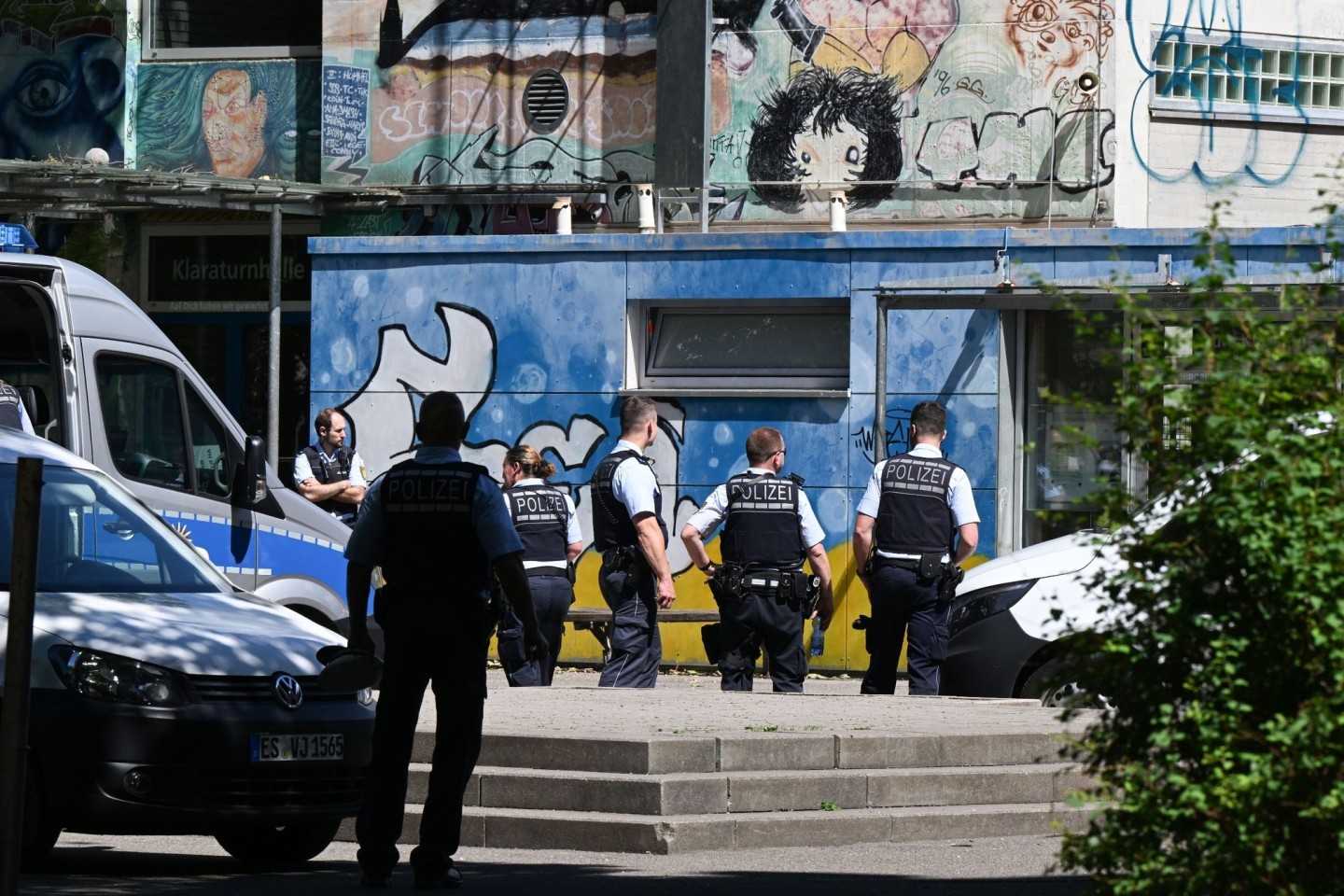 Einsatzkräfte der Polizei sichern vor der Grundschule in Esslingen den Tatort (Archivbild).