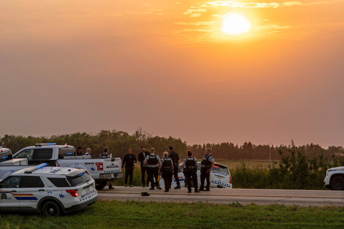 Polizei und Ermittler versammeln sich an dem Ort, an dem der zweite Tatverdächtiger verhaftet wurde.