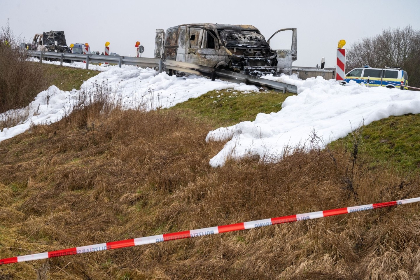 Ein ausgebrannter Geldtransporter steht an der Anschlussstelle Gützkow.