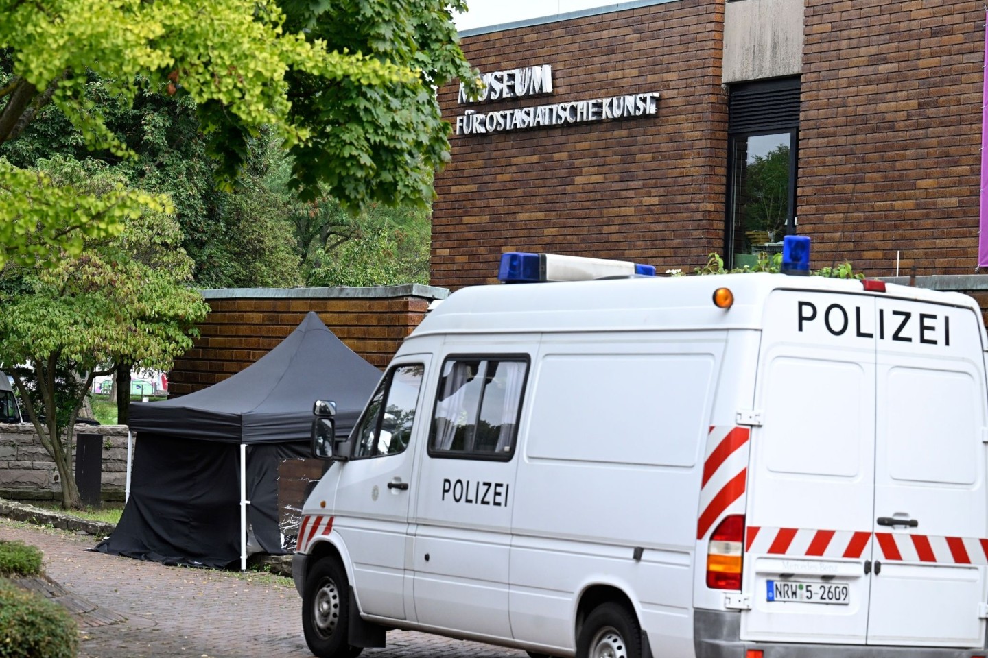 Die Spurensicherung der Polizei am Museum für Ostasiatische Kunst in Köln.