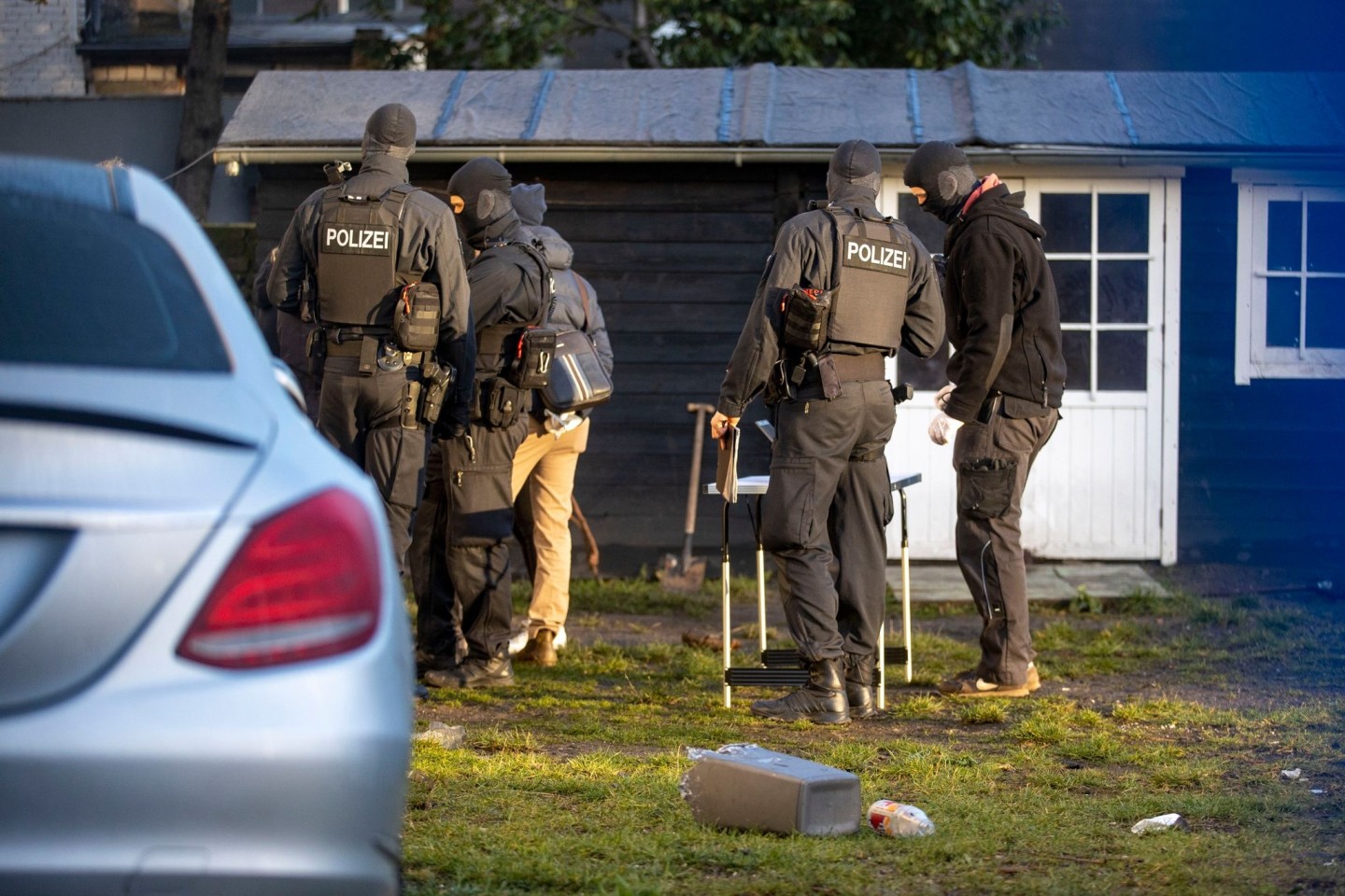 Nach einem Überfall auf einen Juwelier aus Duisburg hatte die Polizei zahlreiche Wohnungen und eine Gartenlaube durchsucht. Nun wurde Anklage gegen drei Männer erhoben.