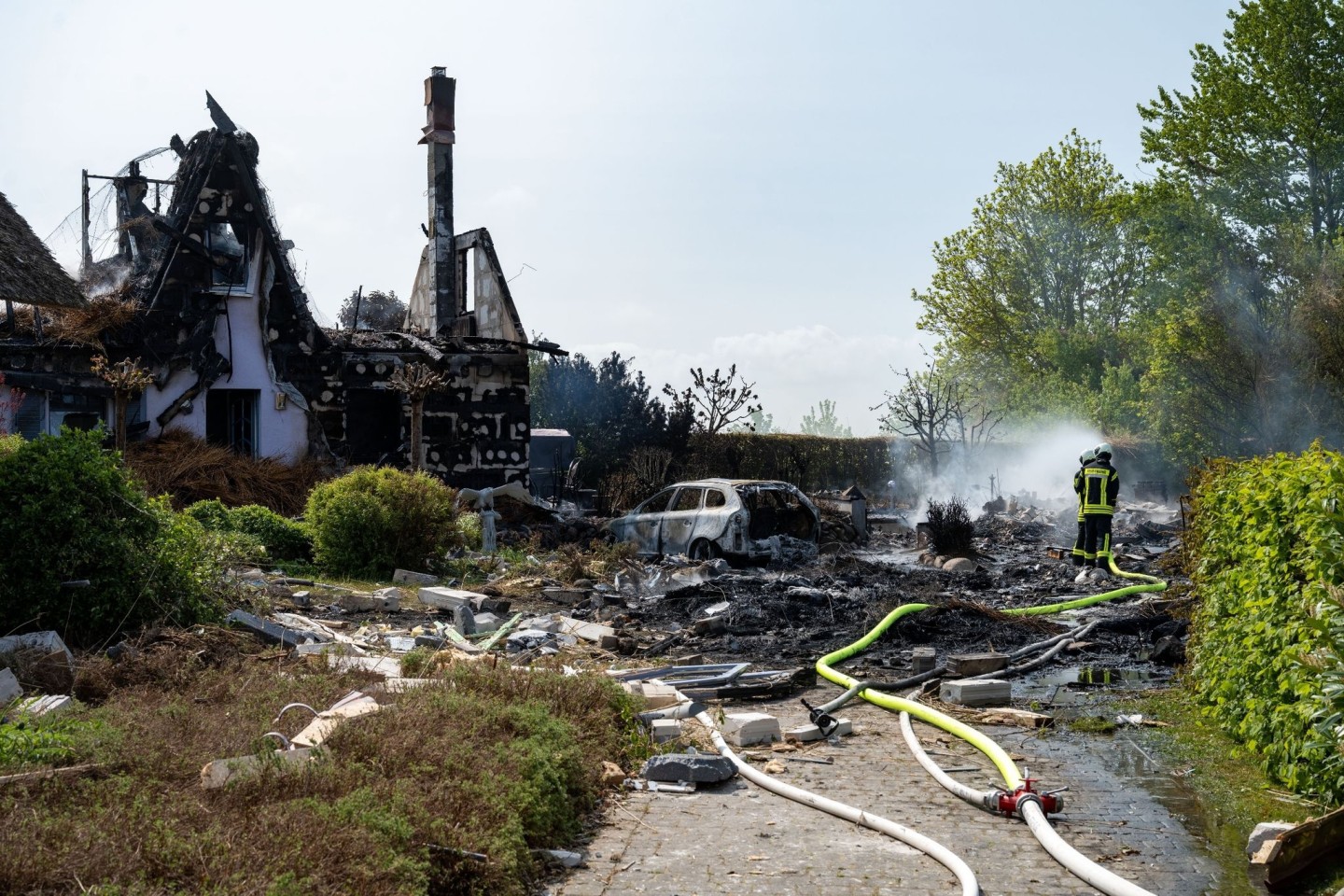 Die Feuerwehr arbeitet am Brandort auf der Insel Rügen.