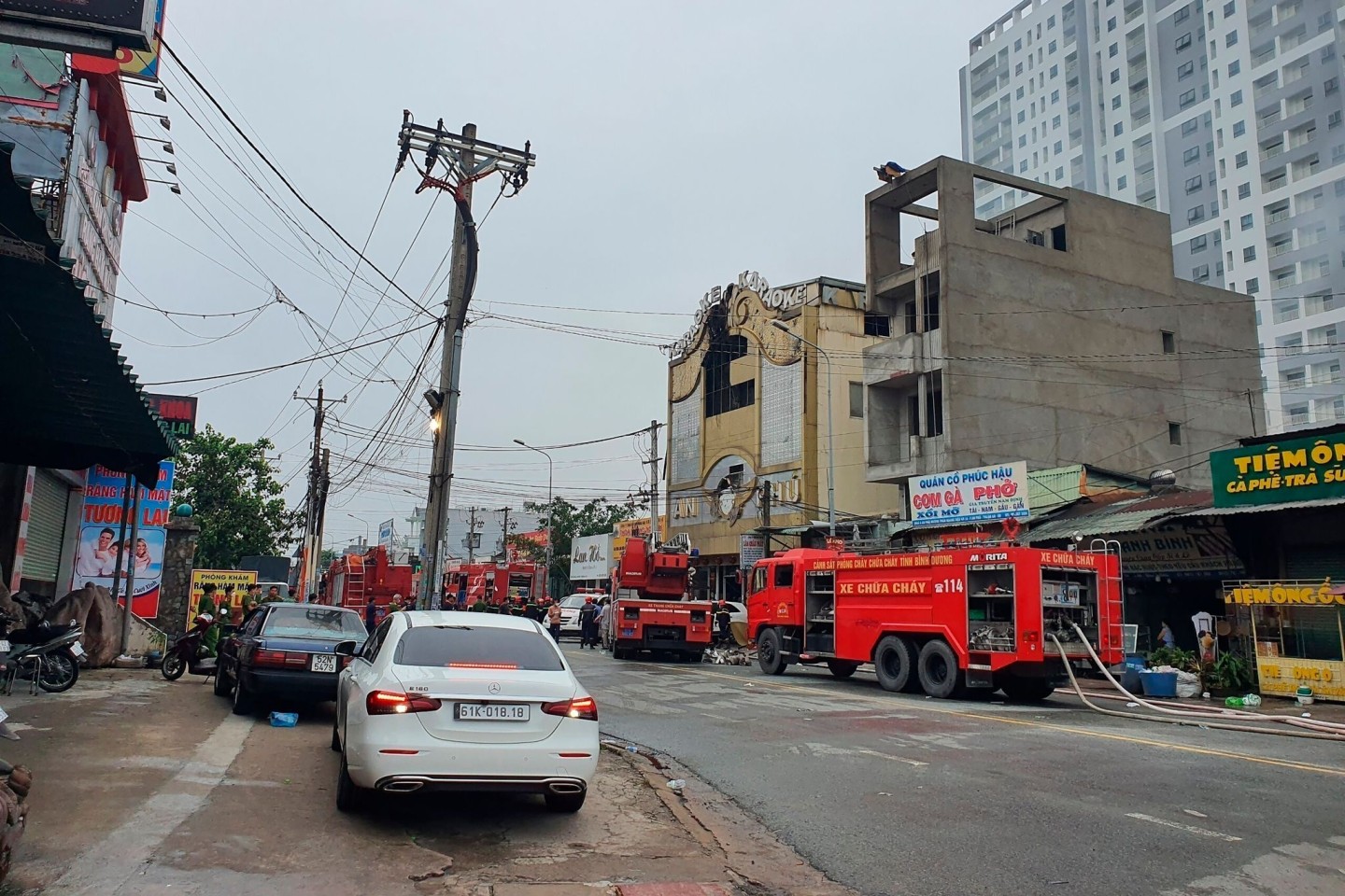 Feuerwehrfahrzeuge stehen nach einem Brand im Süden Vietnams vor der Karaokebar.