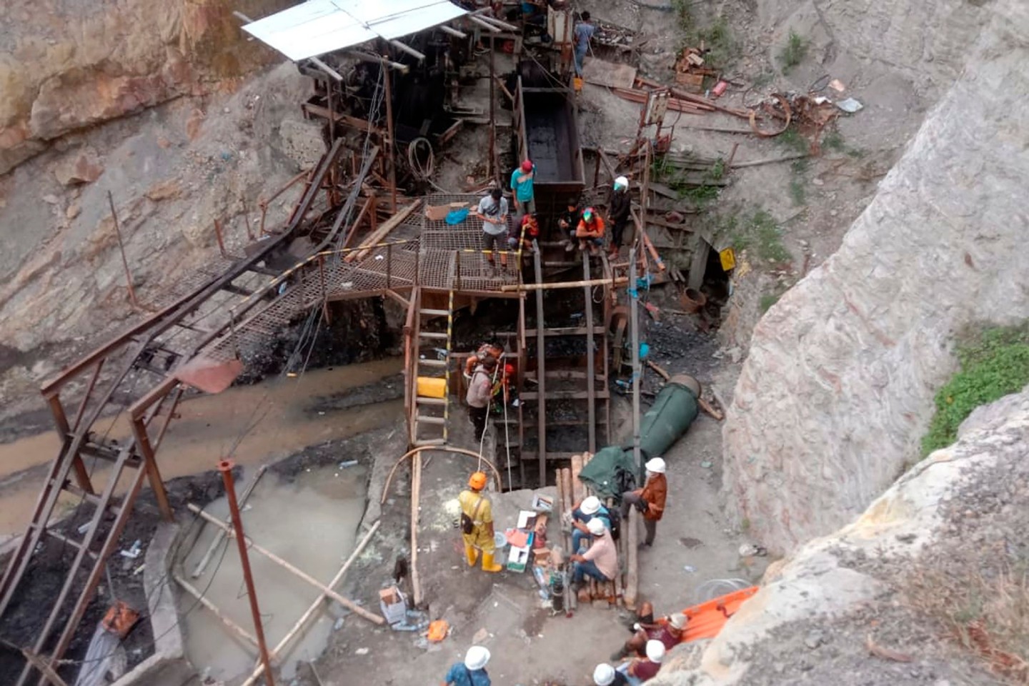 Rettungskräfte und Arbeiter am Eingang einer Kohlemine im indonesischen Sawahlunto bei der Suche nach Opfern.