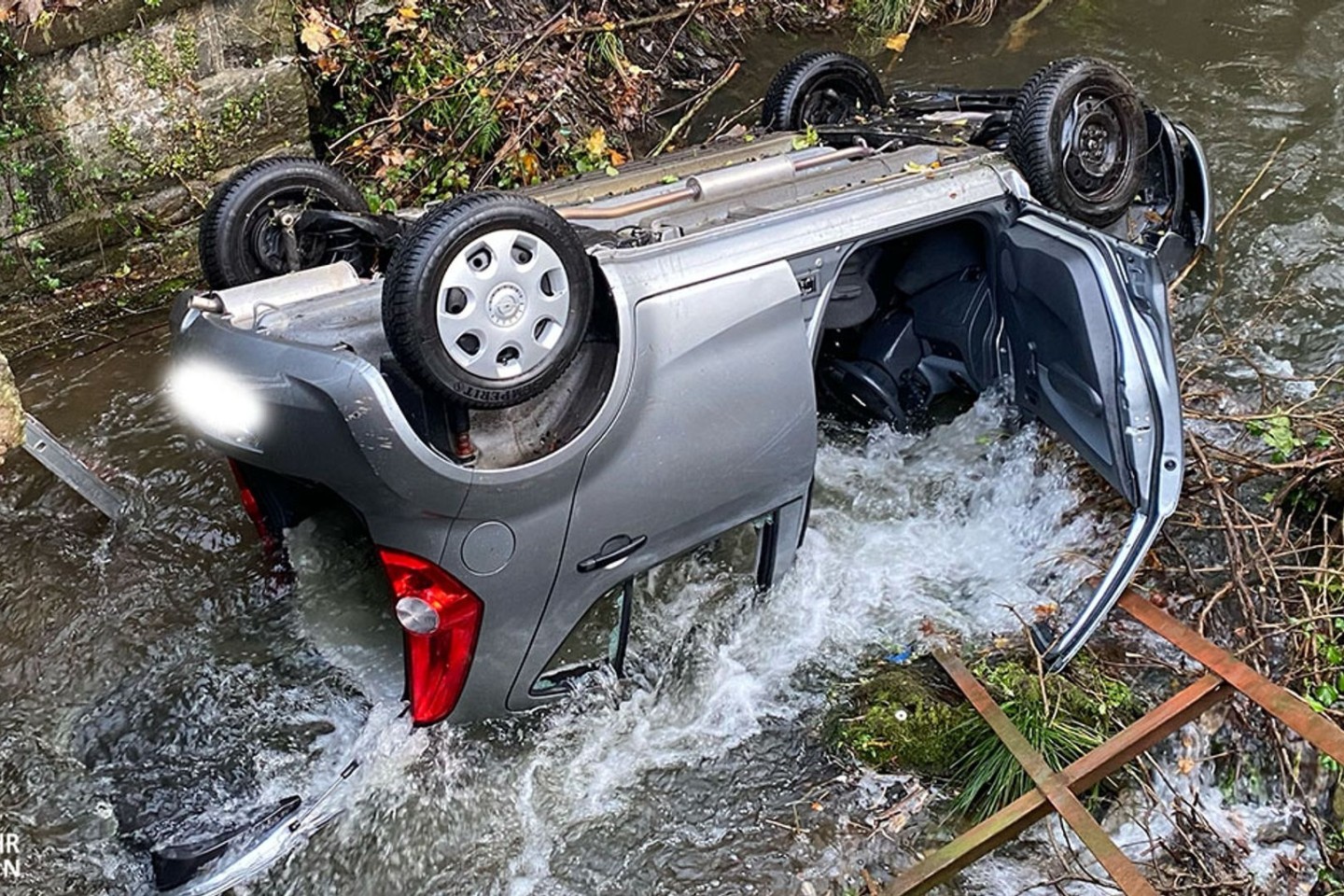 Ein Auto liegt im Fluss Volme. Der Wagen war von der Straße abgekommen und hatte ein Geländer durchbrochen.