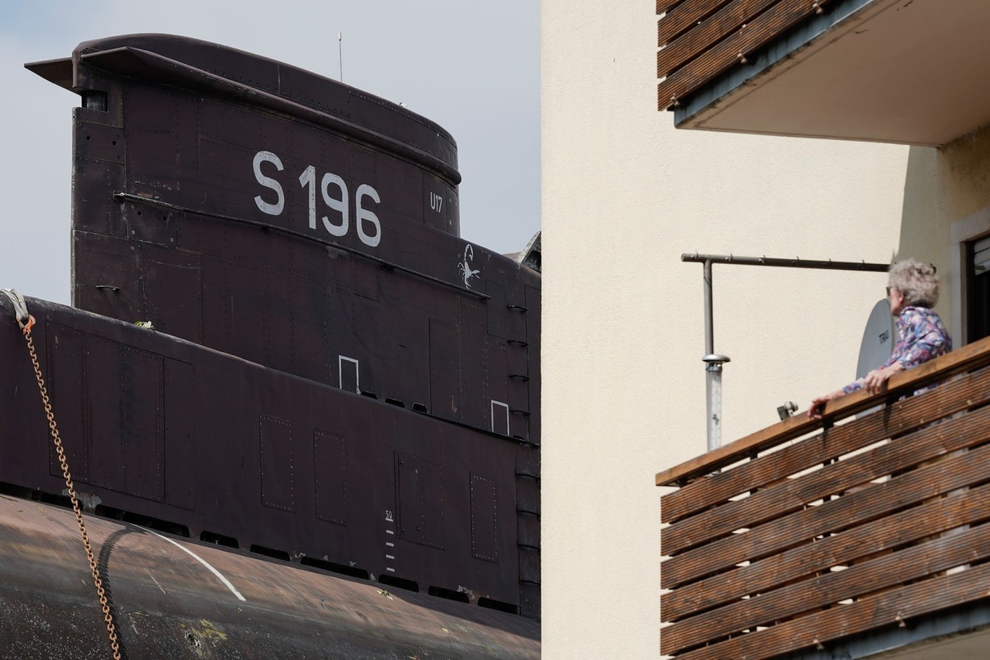 Das sieht man auch nicht alle Tage. Ein U-Boot zieht am Balkon vorbei.