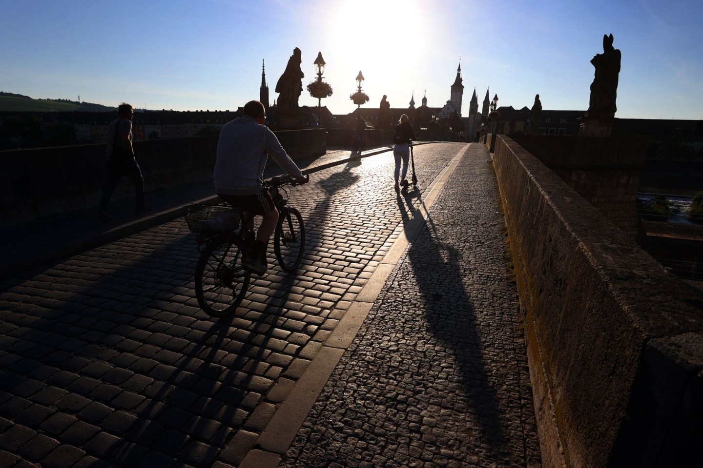 Am Freitag sind verbreitet schon Höchsttemperaturen von 17 bis 22 Grad zu erwarten, nur an der See bleibt es kühler. Das Wochenende dürfte mit Werten zwischen 19 und 25 Grad noch wärmer ...