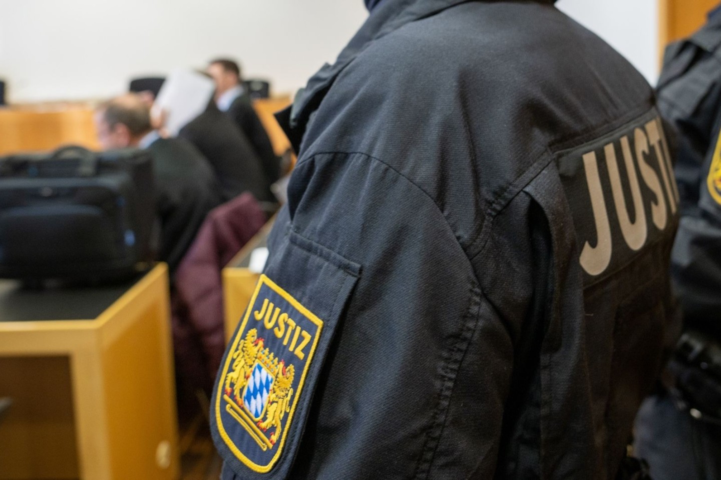 Justizangestellte bewachen im Strafjustizzentrum in Augsburg die Angeklagten.