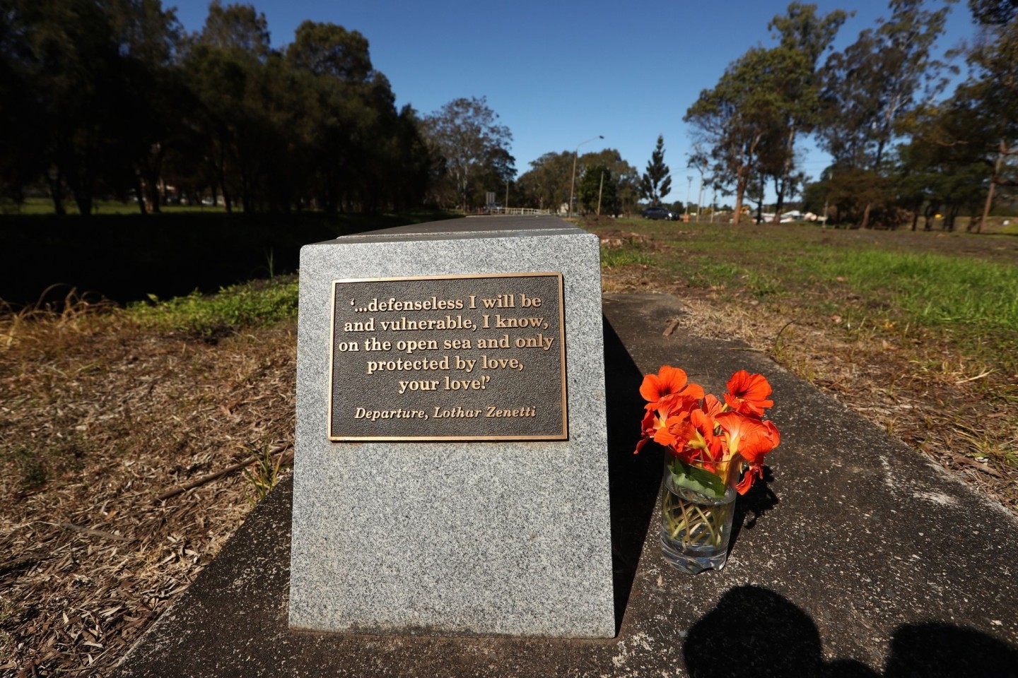 Eine Gedenktafel für die deutsche Rucksacktouristin Simone Strobel steht vor dem Lismore Centra Tourist Park in Lismore.