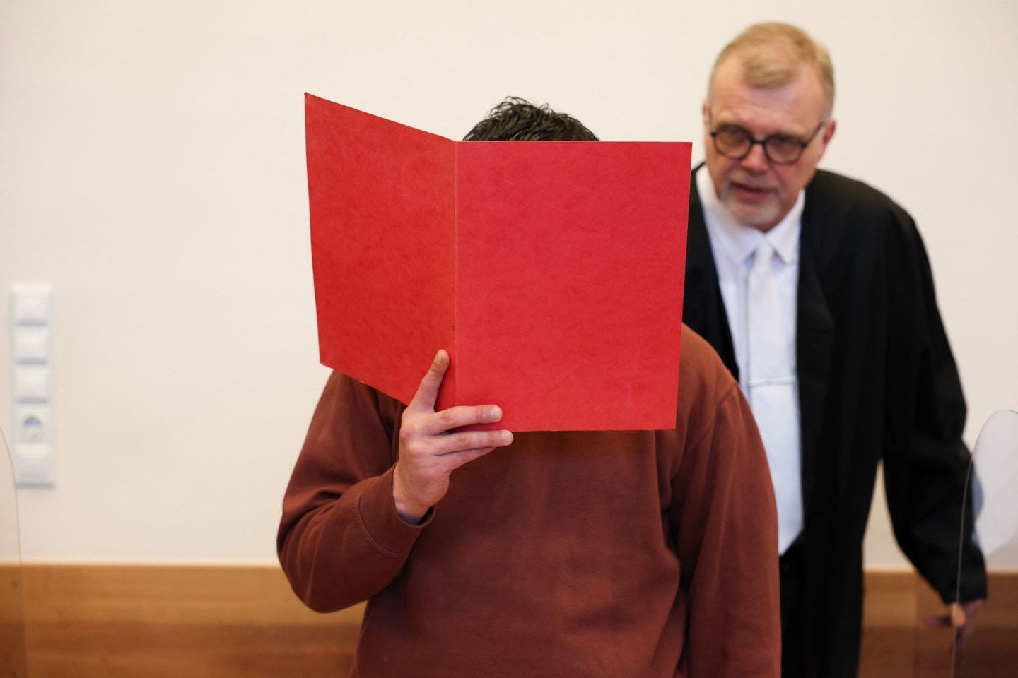 Der Angeklagte neben seinem Verteidiger im Landgericht Detmold.