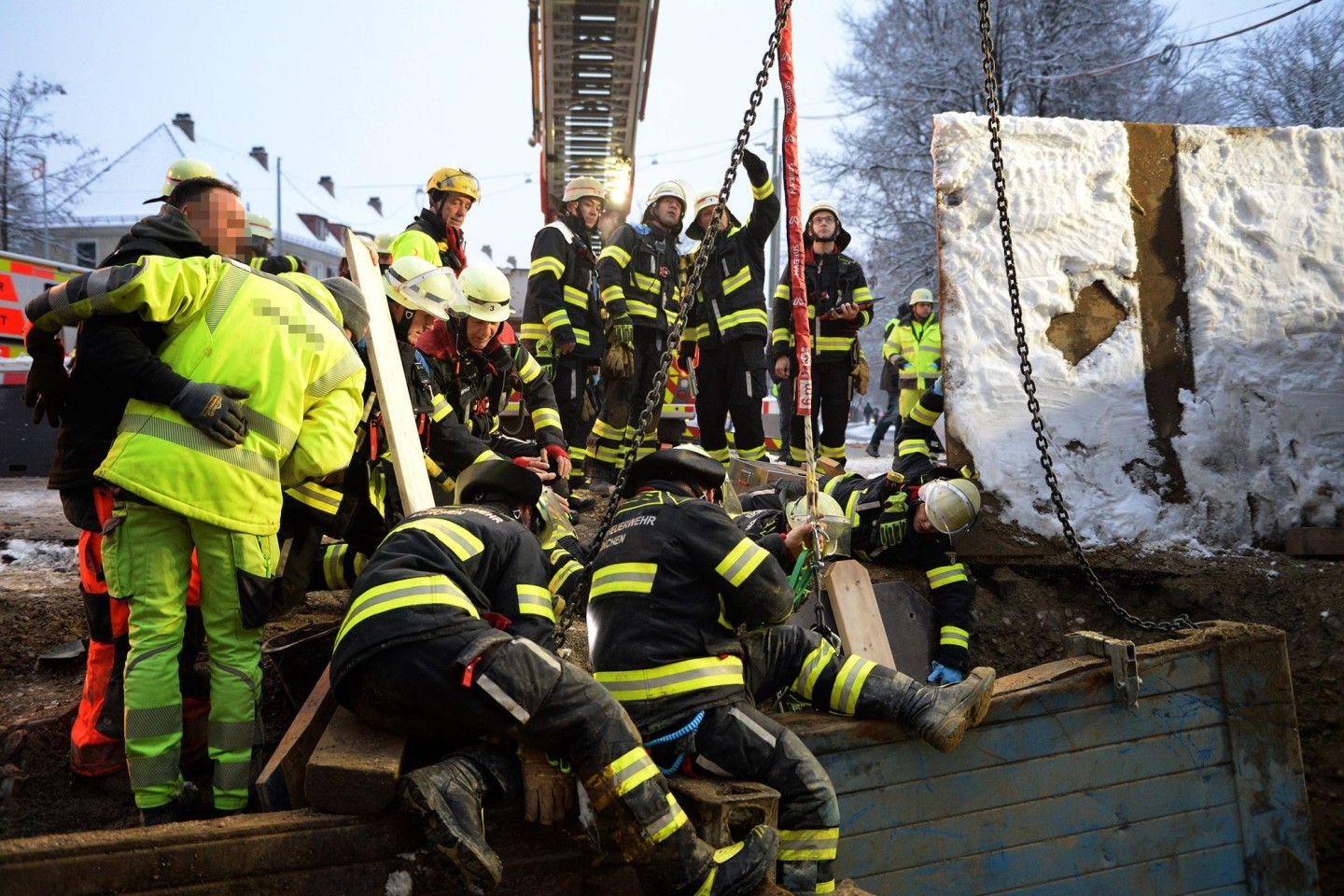 Rettungskräfte der Feuerwehr sind am Unfallort im Einsatz.