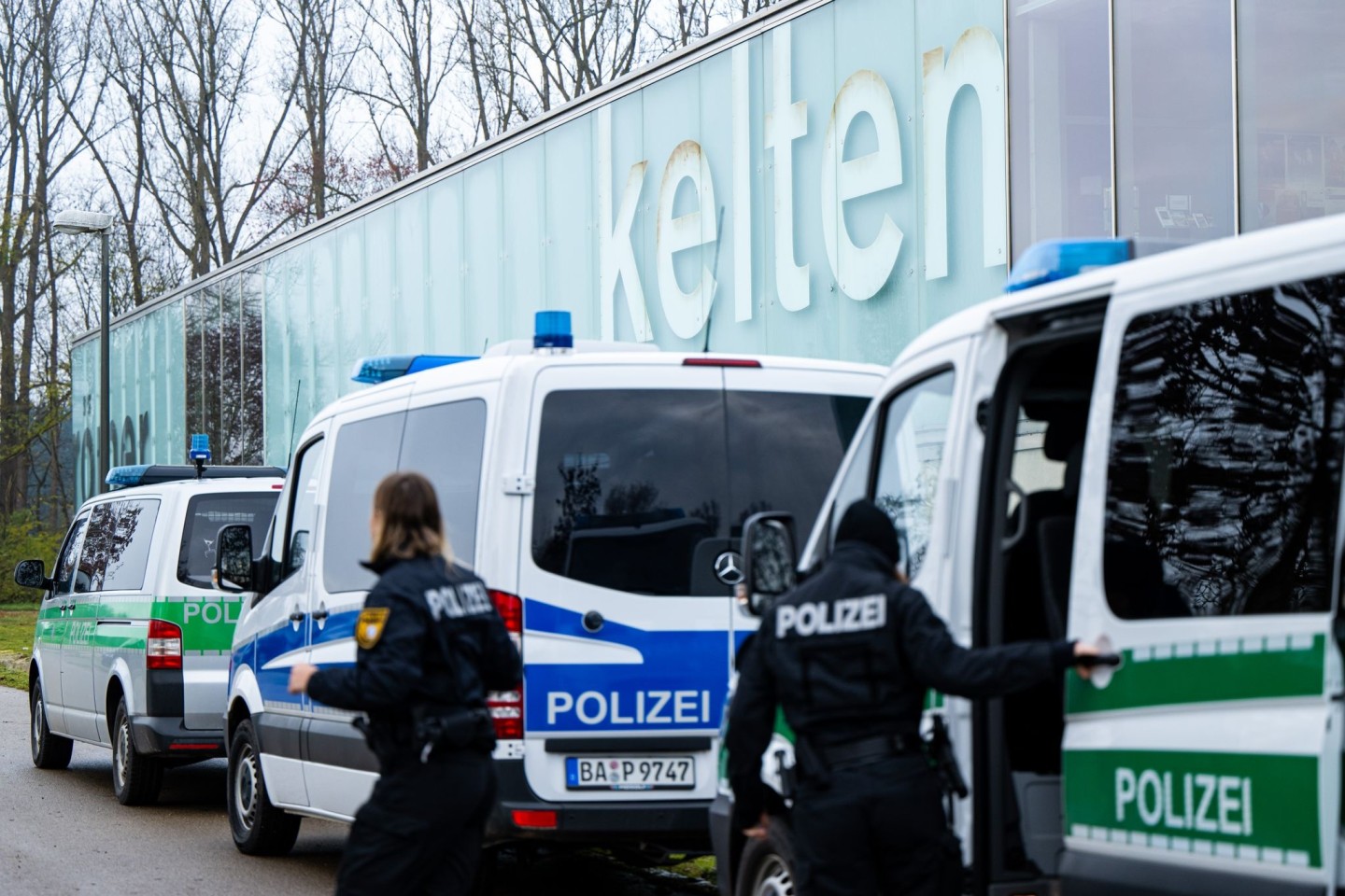 Einsatzkräfte der Bereitschaftspolizei vor dem Kelten Römer Museum in Manching.