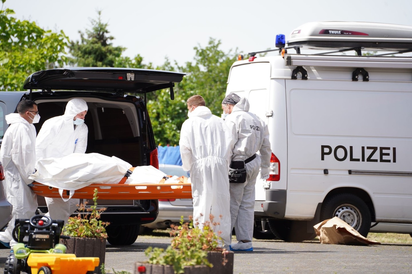 Ermittler der Polizei arbeiten am Tatort (Juni).