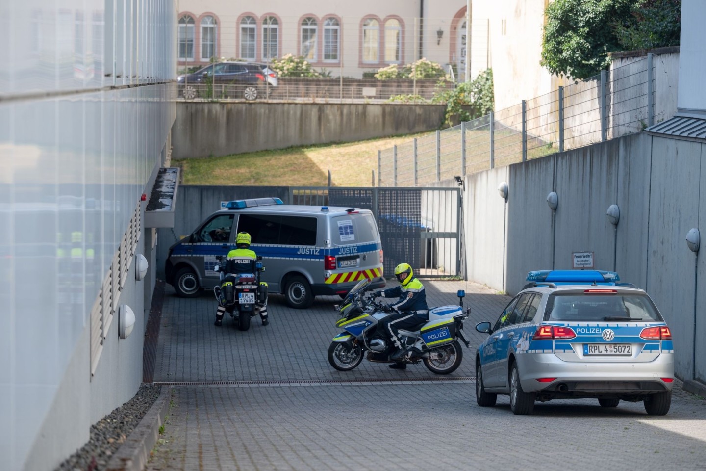 Der Trierer Amokfahrer wird in das Landgericht gebracht.