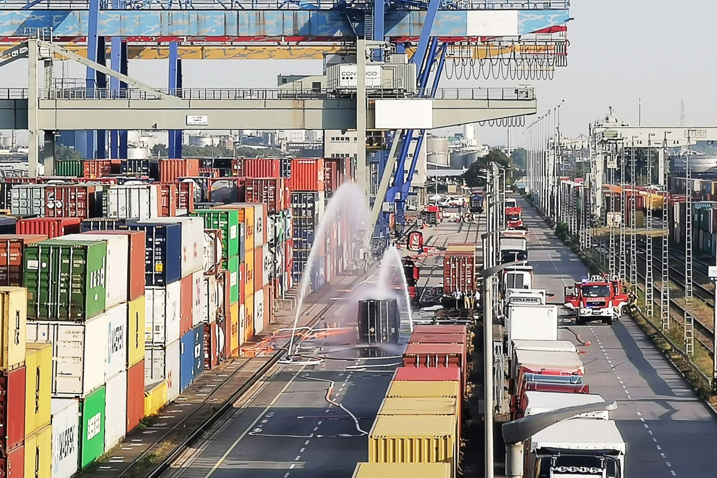 Die Feuerwehr kühlt im Mannheimer Hafen den Container, der mit 200 Fässern Hydrosulfit gefüllt ist.