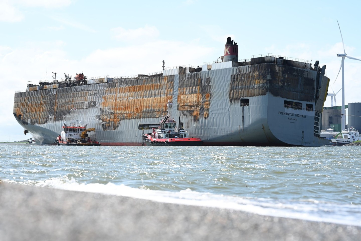 Der schwer beschädigte Autofrachter «Fremantle Highway» ist sicher im Hafen von Eemshaven angekommen.