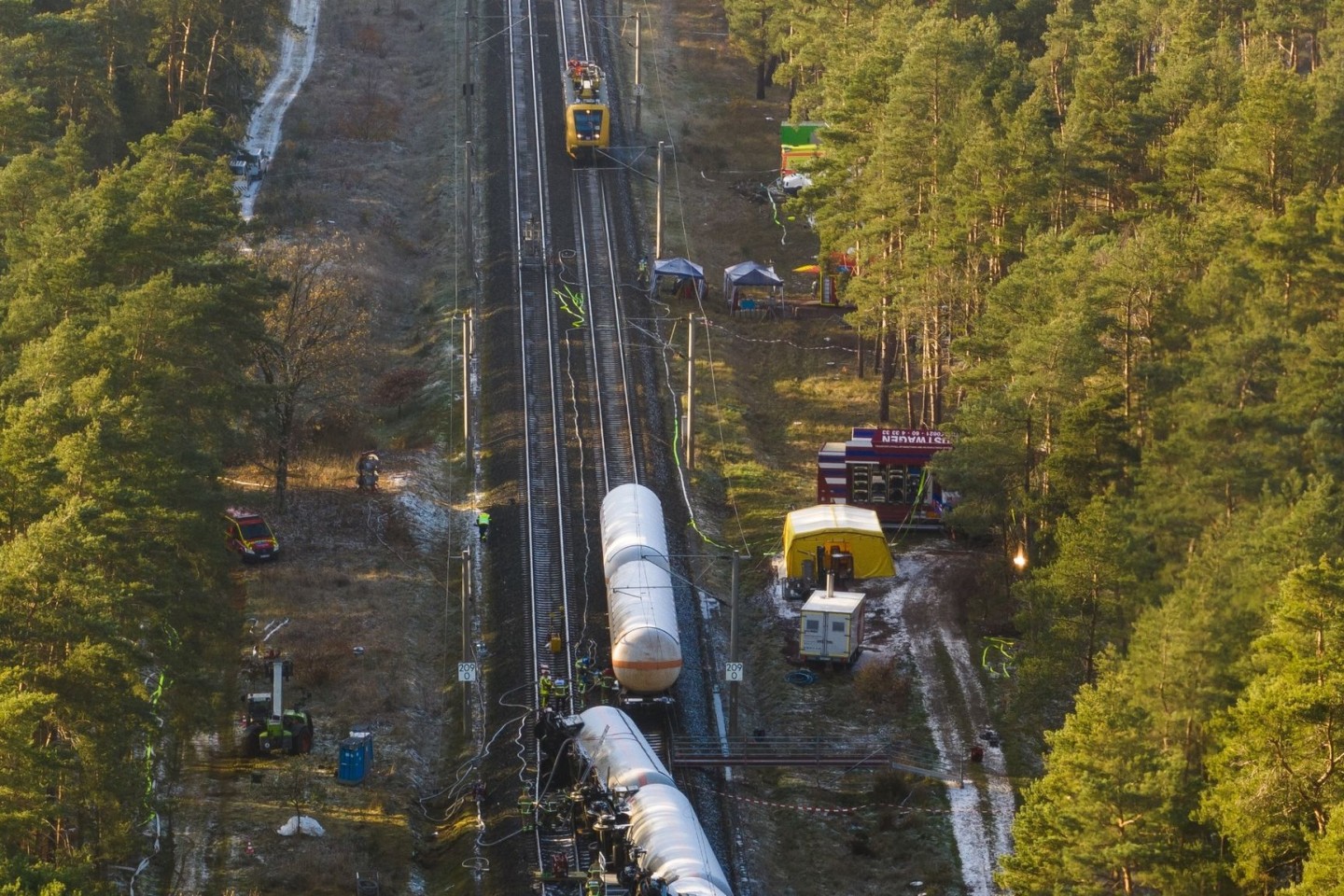 Beschädigte Waggons stehen und liegen auf dem Bahndamm in Leiferde.