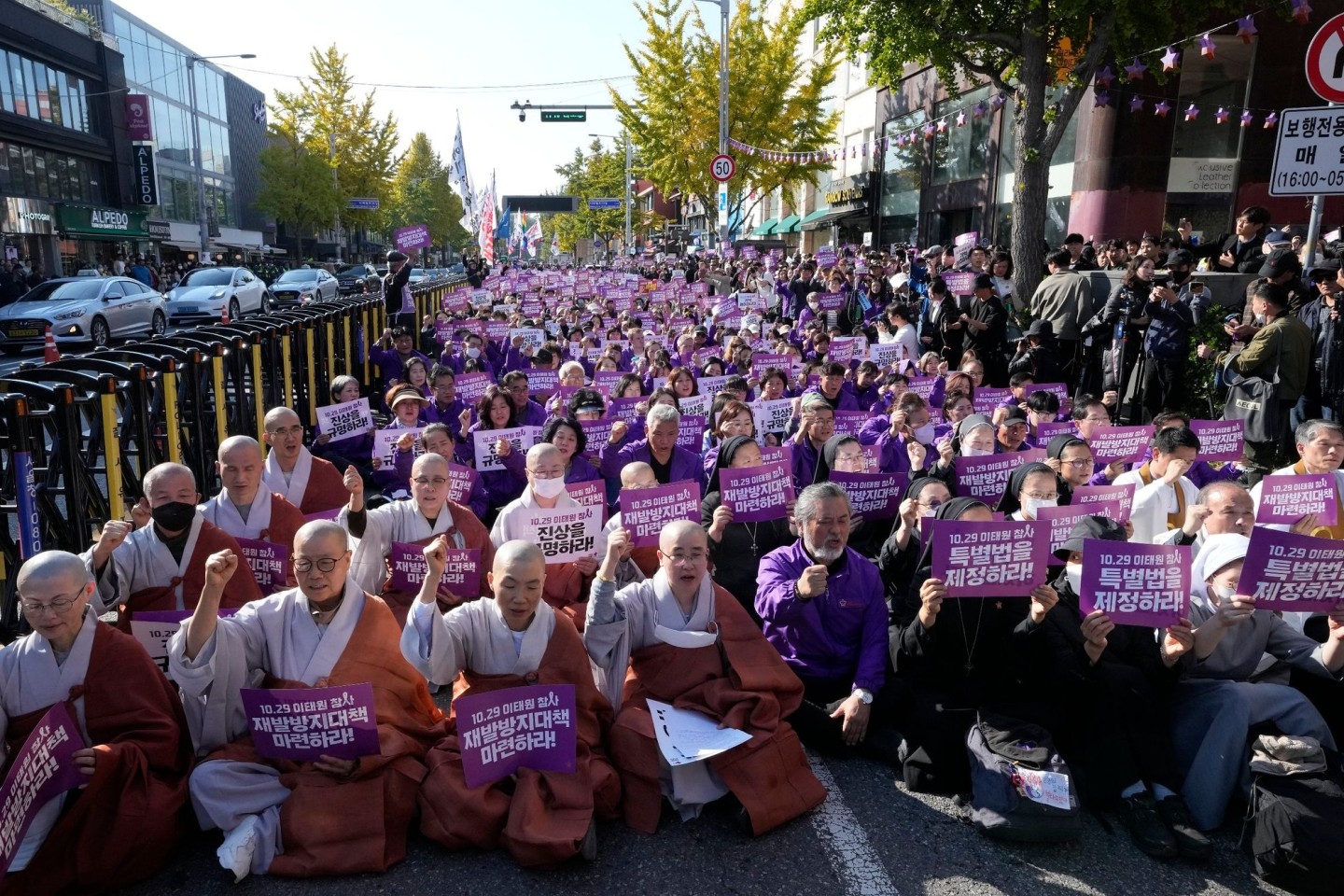 Menschen skandieren während eines Gottesdienstes in Seoul anlässlich des ersten Jahrestages der tödlichen Massenpanik mit vielen Todesopfern.