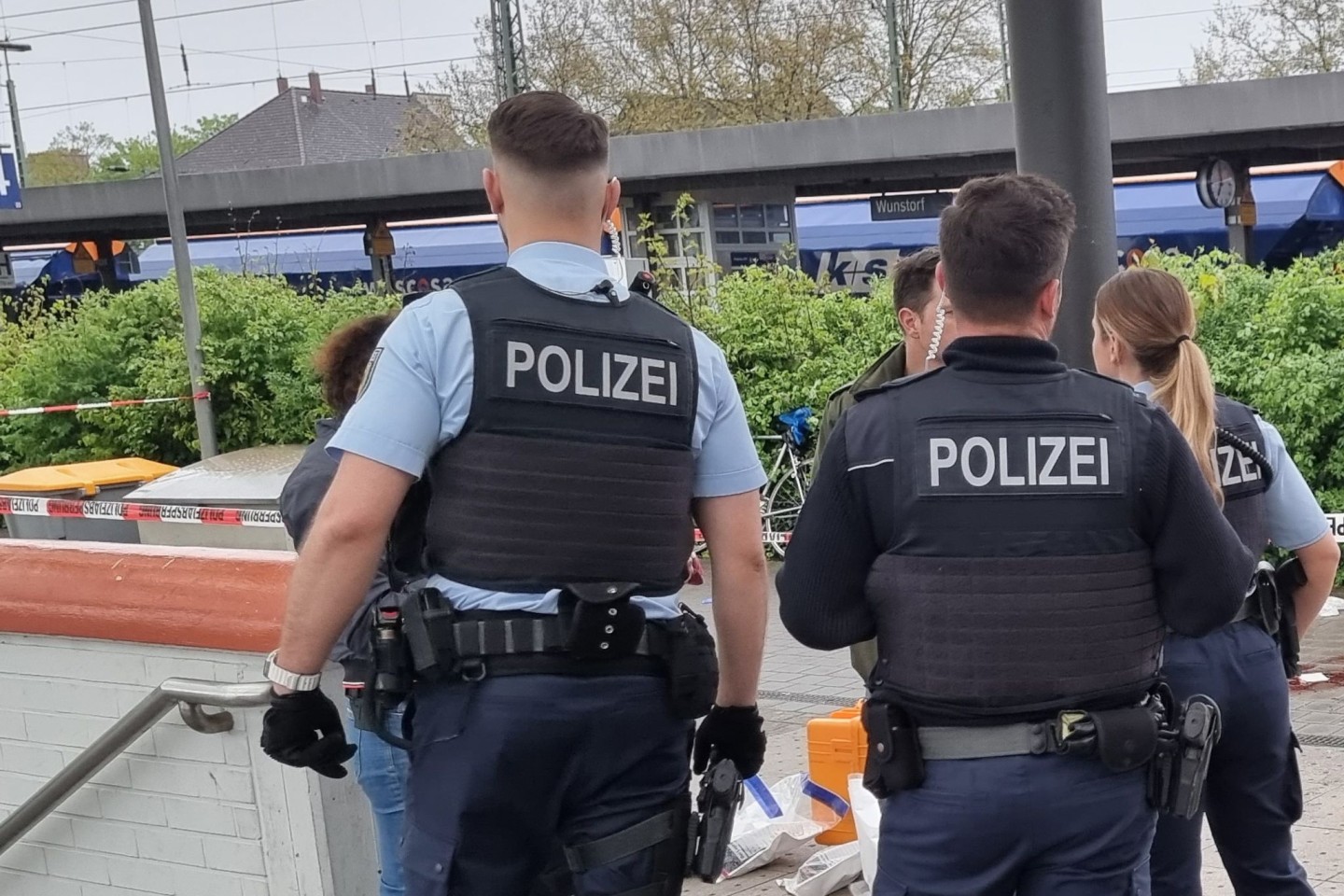 Polizisten stehen am Bahnhof in Wunstorf nach einer Messerattacke.