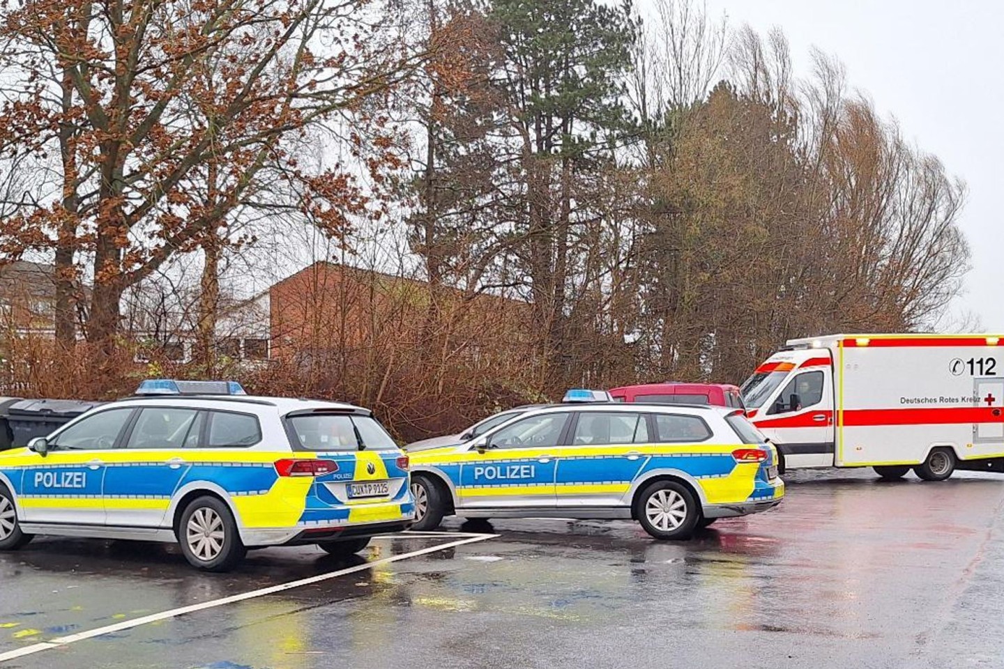 Polizeiautos und ein Krankenwagen stehen nahe der Schule in Cuxhaven.