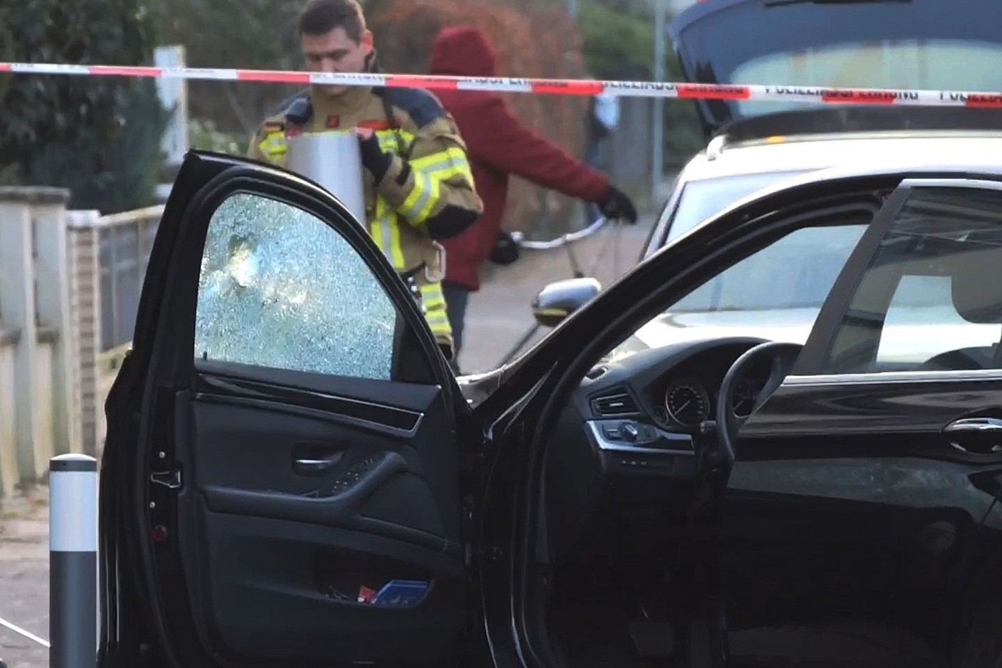 Das Auto der Frau steht nach der Tat am Straßenrand.