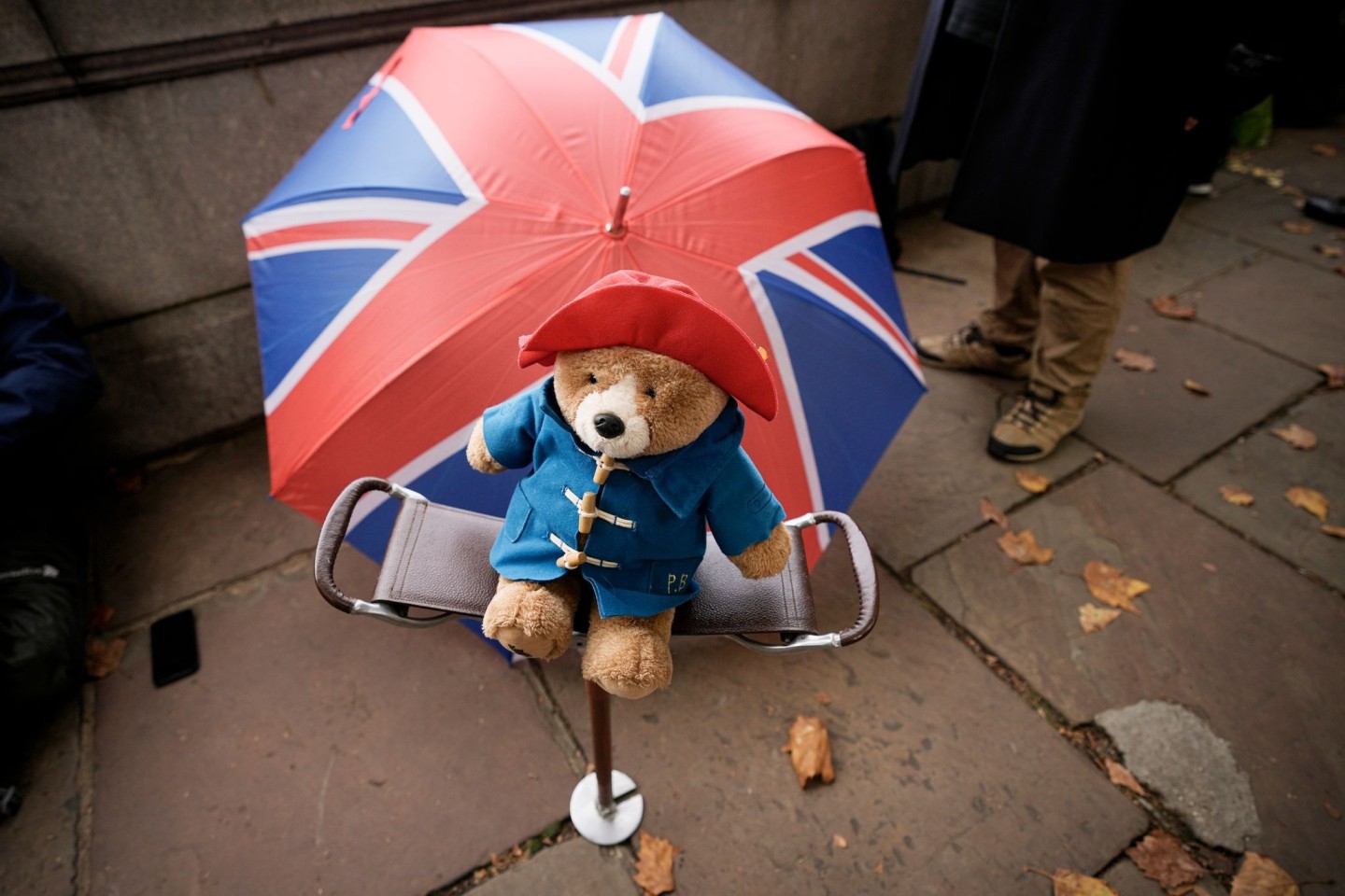 Viele Menschen haben nach dem Tod der Queen Paddington-Plüschtiere vor dem Buckingham Palast abgelegt.