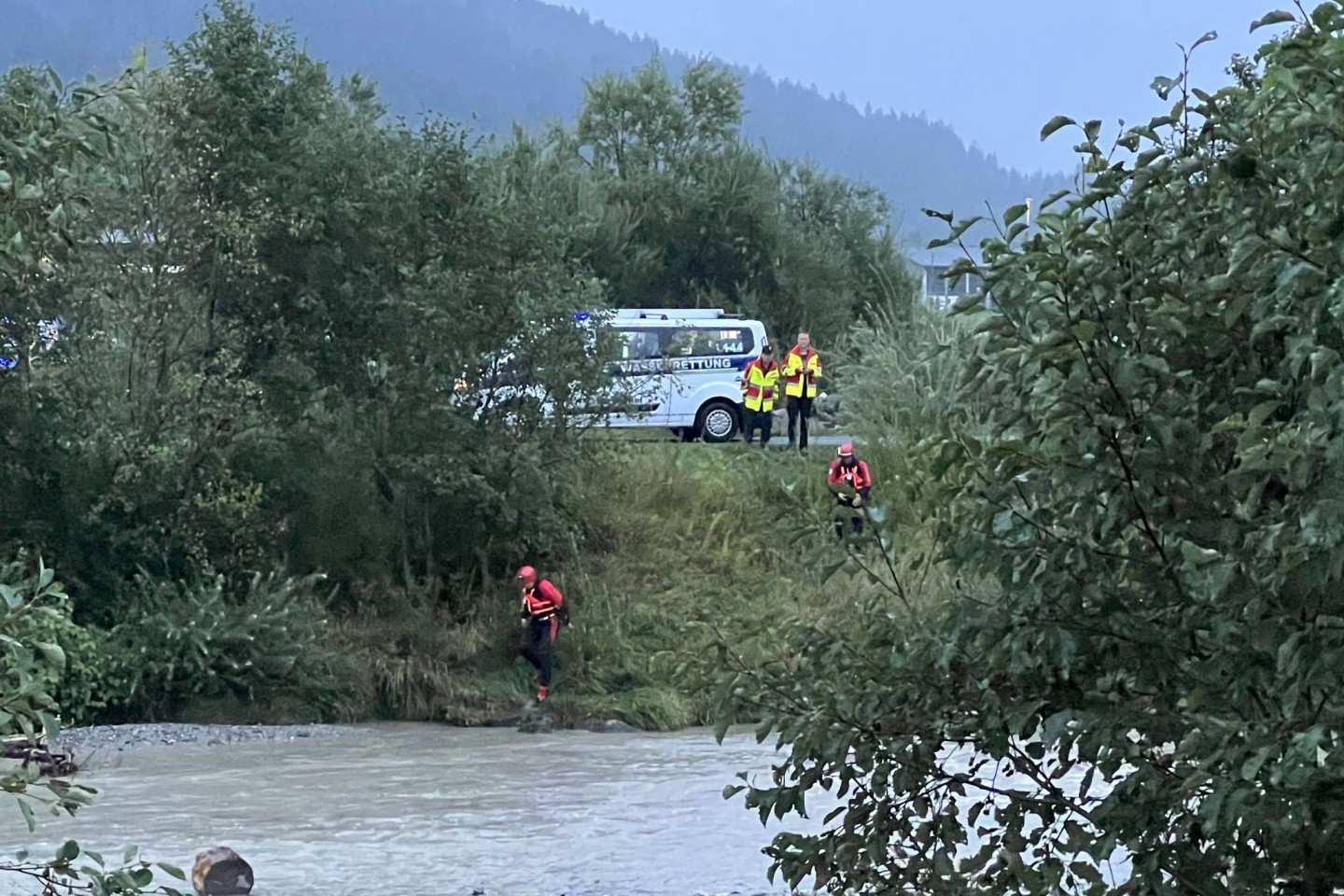 Einsatzkräfte im August 2022 an der Kitzbüheler Ache, wo ein Sechsjähriger tot aufgefunden wurde.