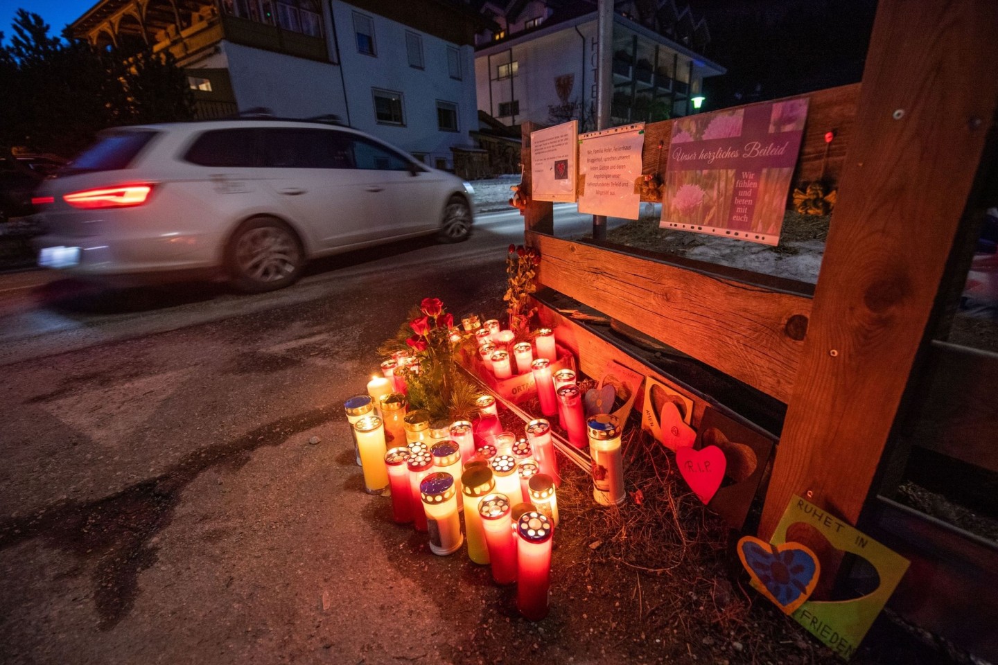 Blumen, Kerzen und Gedenkschmuck am Ort des Unfalls in Luttach, bei dem ein Mann betrunken in eine Gruppe deutscher Skiurlauber gerast war.