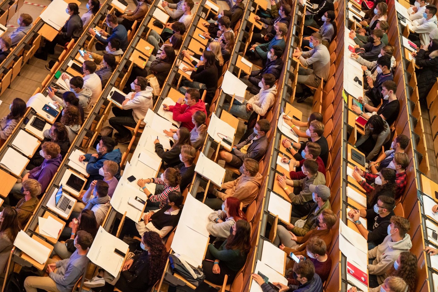 Studenten nehmen an einer Präsenzveranstaltung im Audimax der Technischen Universität München (TUM) teil (Archivbild).