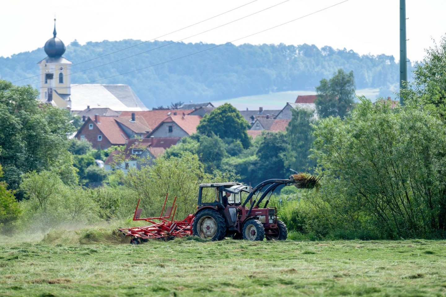 Ein Landwirt griff seinen Nachbarn mit dem Traktor an. Dafür muss er nun in Haft. 