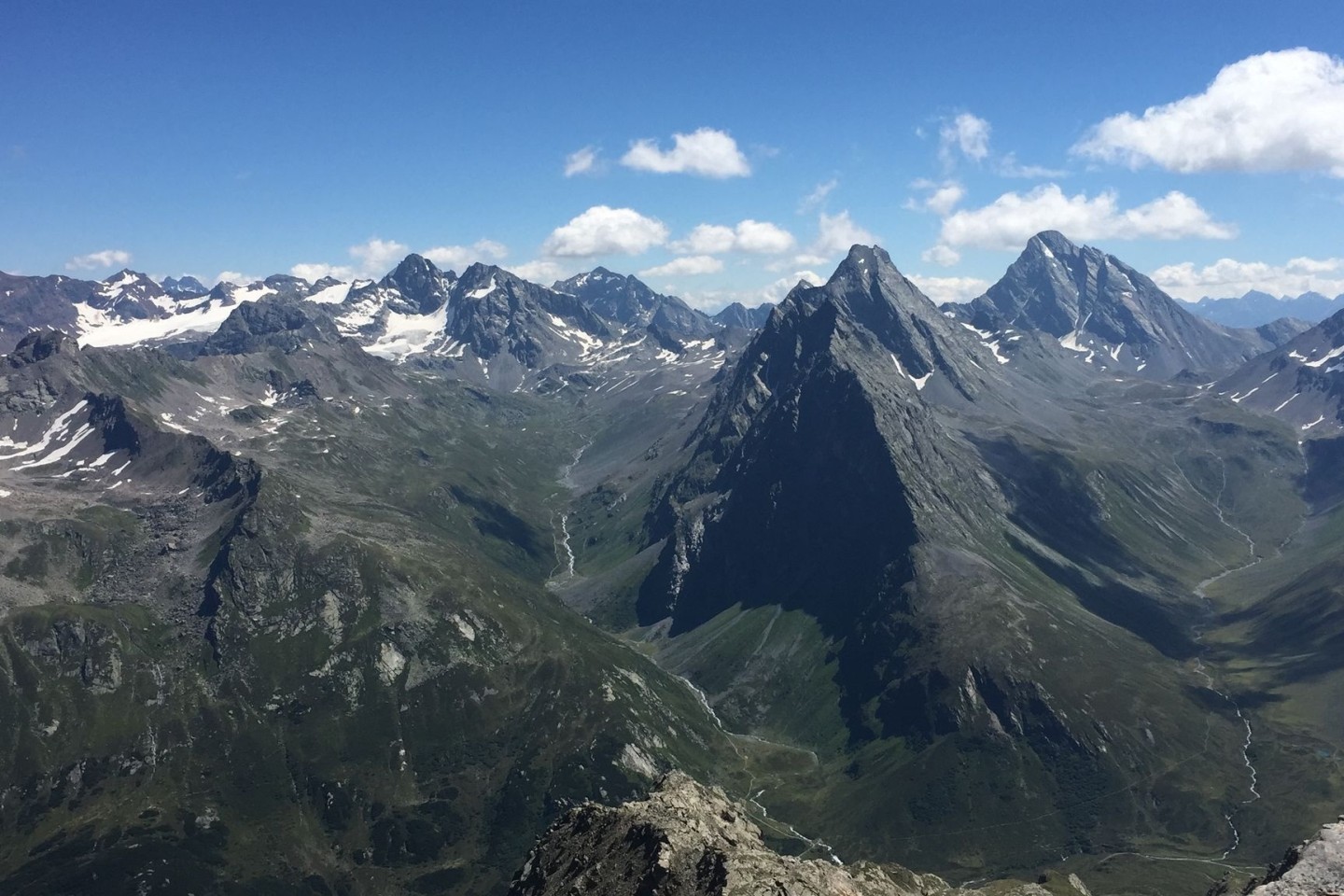 Blick auf die Schweizer Alpen. Die Schnee- und Eisschmelze bringt vermehrt vermisste Bergsteiger zum Vorschein.