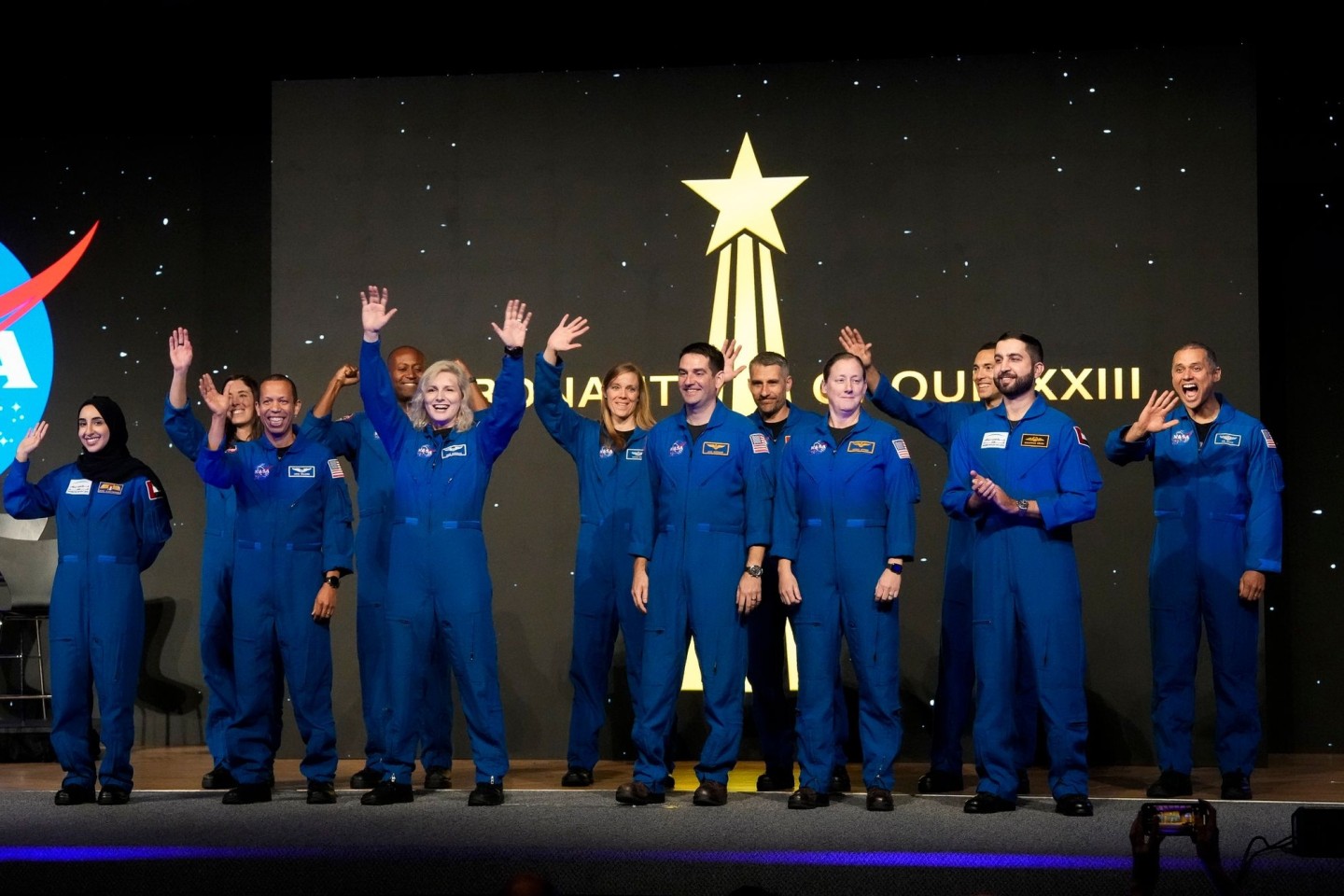 Die Astronauten der Nasa-Absolventengruppe XXIII winken der Menge zu, während sie bei der Abschlussfeier im Johnson Space Center in Houston vorgestellt werden.