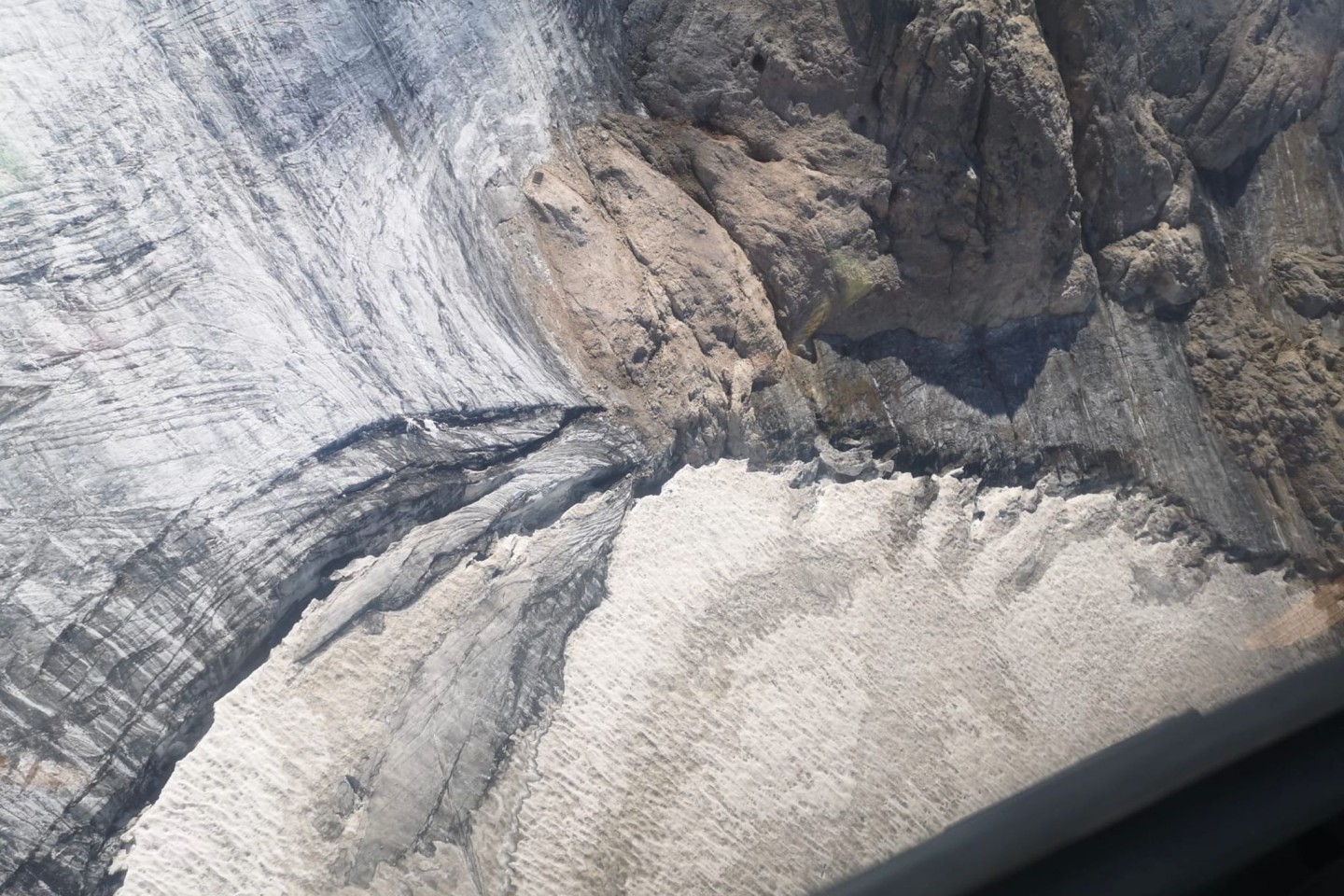 Die neue, 200 Meter lange und zwischen 25 und 35 Meter breite Spalte an der Marmolata in Norditalien, dem höchsten Berg der Dolomiten.