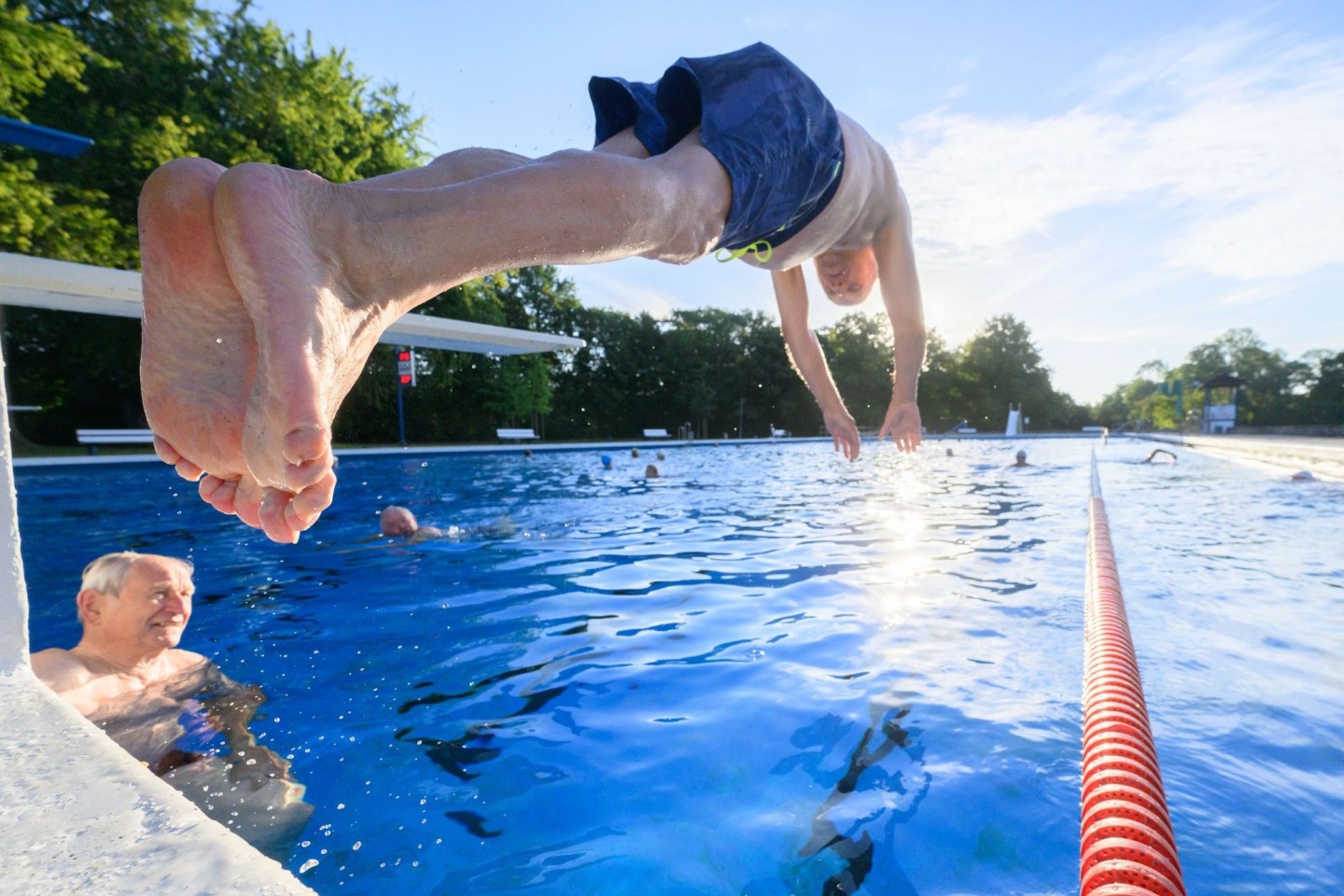 Guter Ort bei Hitze: Werner Meyer (80) springt im Freibad Annabad in Hannover ins Wasser.