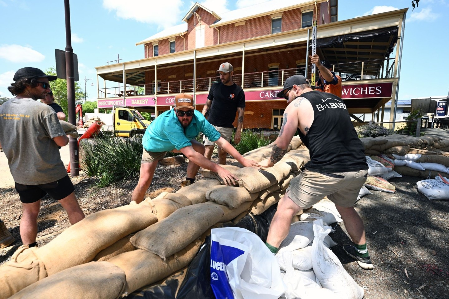 Freiwillige Helfer befüllen Sandsäcke vor der Beechworth Bakery Seymour.