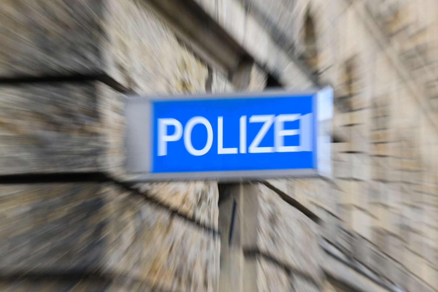 Die Polizei ermittelt noch, wie die Kinder an die Waffe gekommen sind, mit der sie den Neunjährigen angeschossen haben.