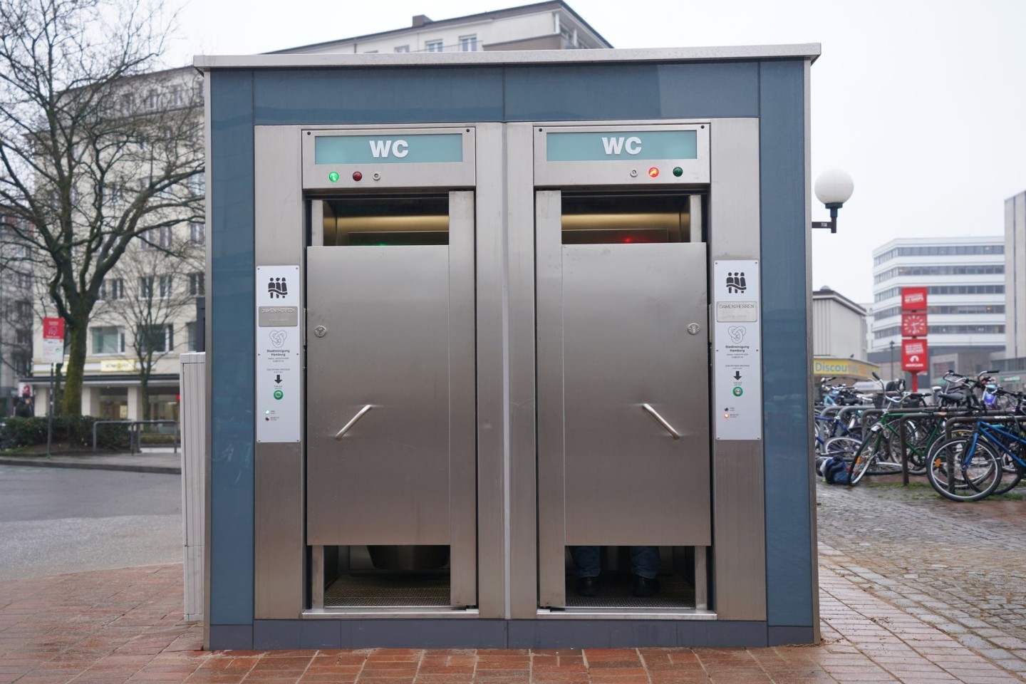 Die Stadt Hamburg fördert den Betrieb von 137 öffentlichen Toiletten in Regie der Stadtreinigung jährlich mit mehreren Millionen Euro.