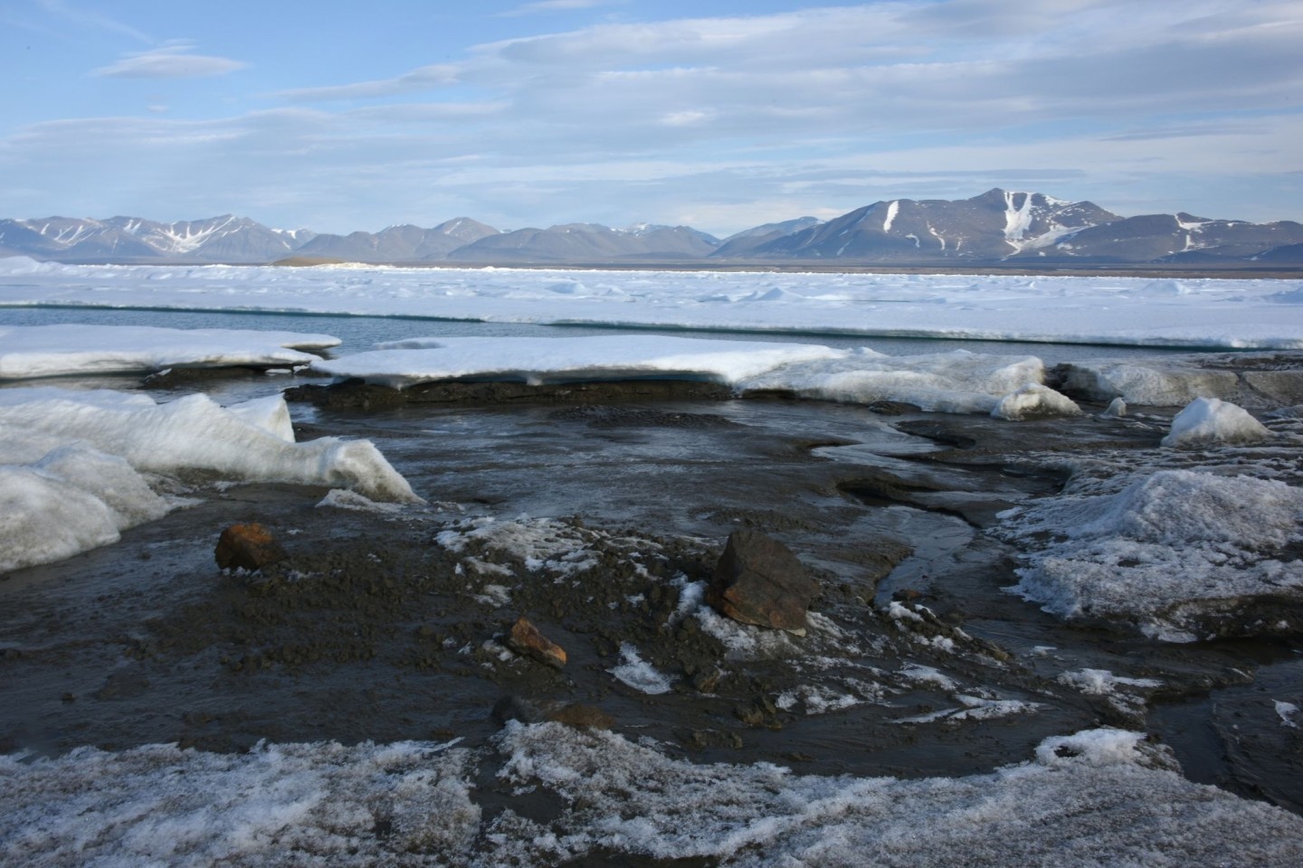 Blick auf die vermeintlich nördlichste Insel der Welt. Die Insel ist in Wirklichkeit ein Eisberg. Das haben Wissenschaftler aus Dänemark und der Schweiz herausgefunden, die ein 2021 entdec...