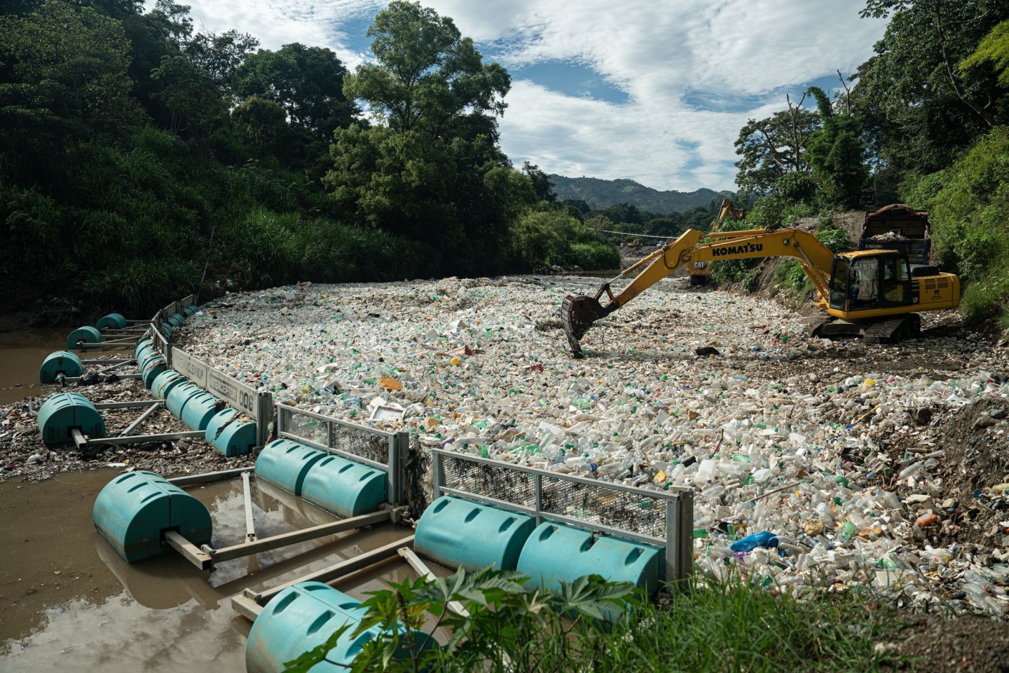 Die Organisation The Ocean Cleanup holt Müll aus dem Fluss Las Vacas in Guatemala.