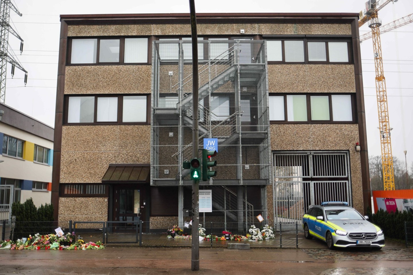 Blumen und Kerzen vor dem Eingangsbereich des Gemeindehauses der Zeugen Jehovas in Hamburg.