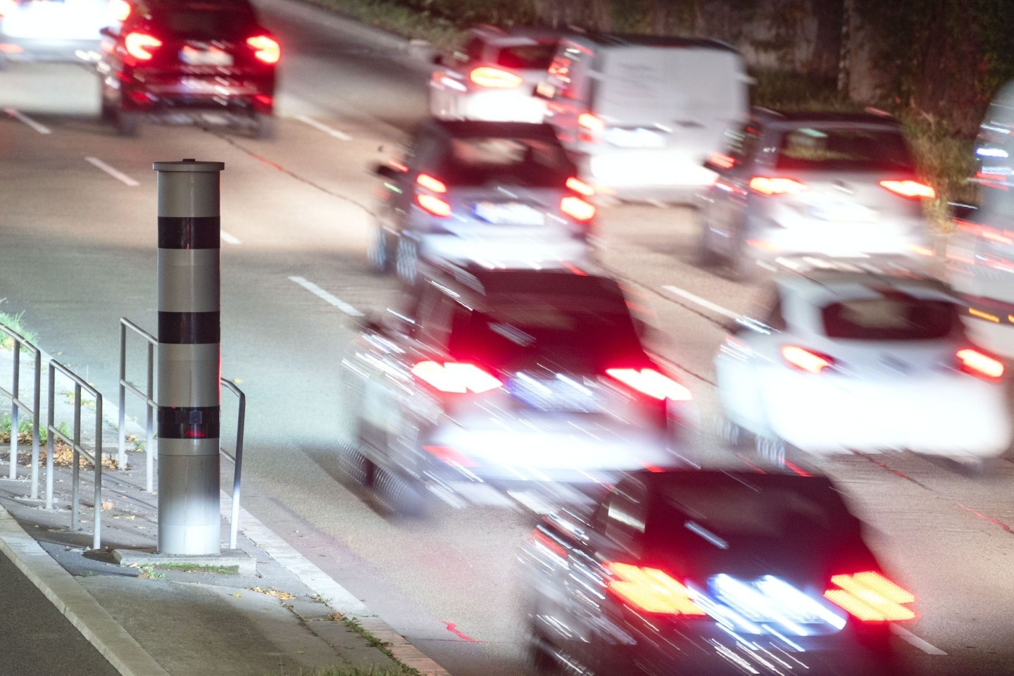 Eine Radarfalle steht an einer Straße.