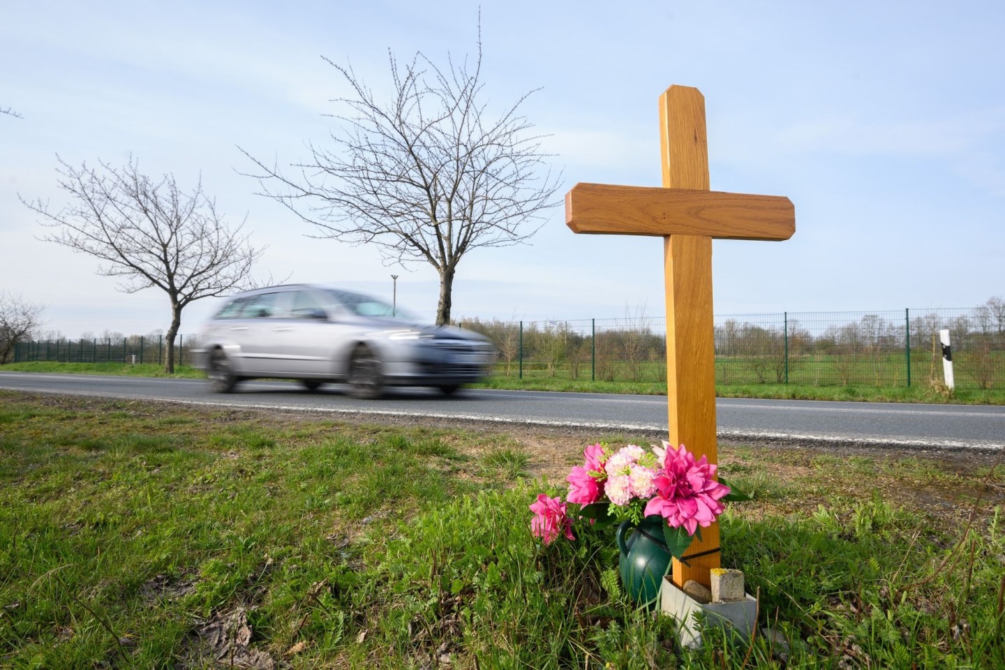 Ein Kreuz zum Gedenken an ein Opfer eines Verkehrsunfalls steht an einer Landstraße im Landkreis Hildesheim.