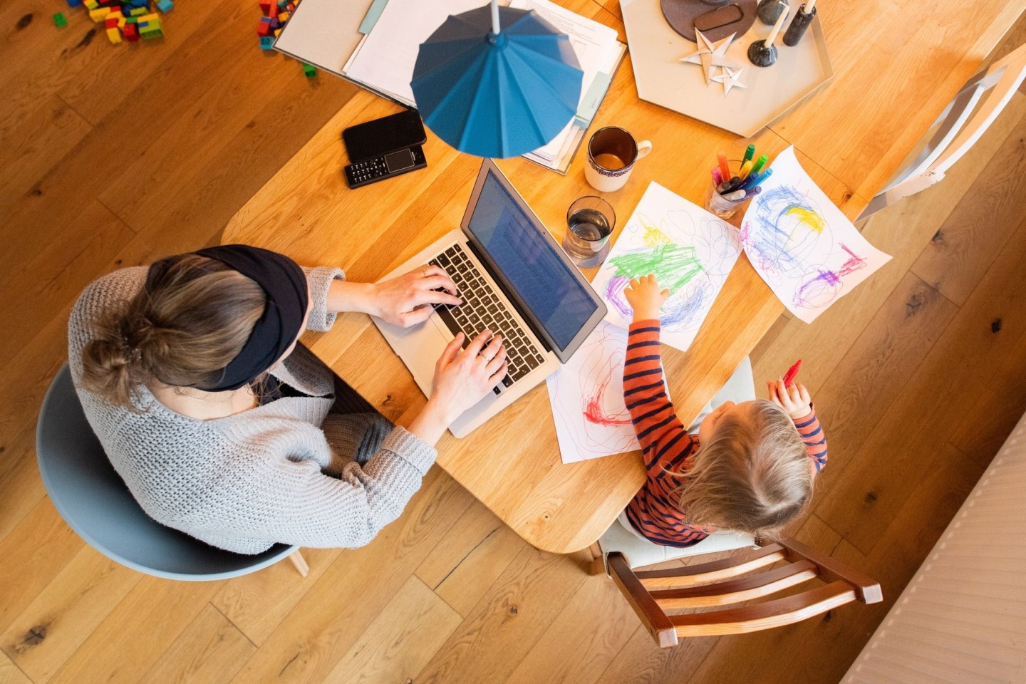 Kinderbetreuung und Homeoffice: Vor allem Frauen müssen oft zwei Aufgaben unter einen Hut bringen.